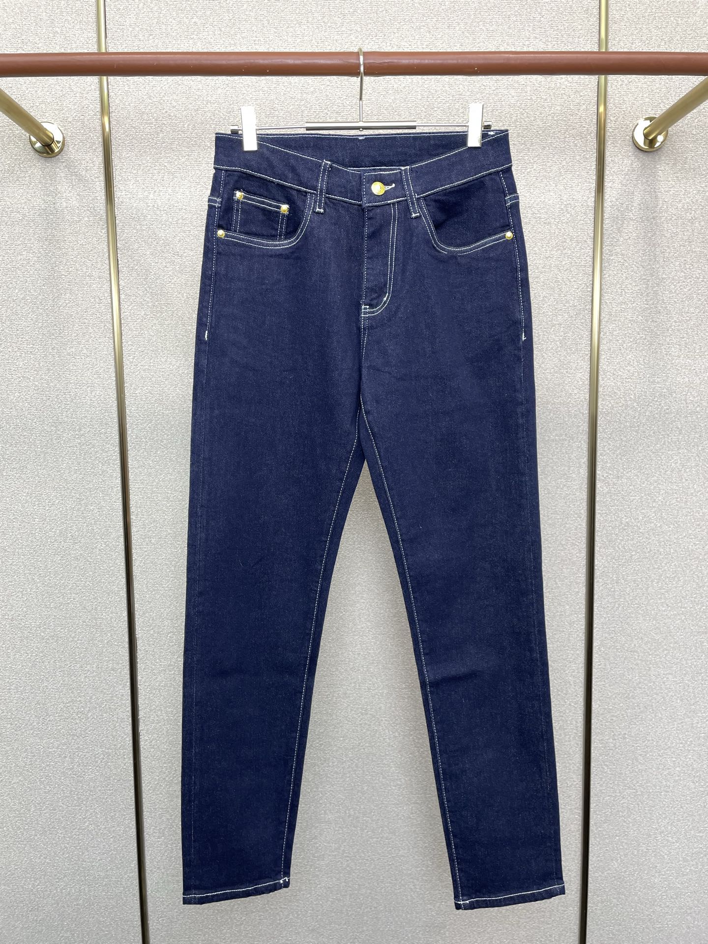 NO:757064,.Louis Vuitton exclusively provides high-end versions of new casual jeans. Custom-made fabrics at the counter. Highly breathable and comfortable, with impeccable details. The brand element design concept reflects high quality. It feels delicate and soft!  It presents a casual cut and the upper body shape is awesome!  Code number 28-38,,louis vuitton,louis vuitton,jeans,19860909.Louis Vuitton路易威登独家专供新款休闲牛仔裤高端版本 专柜定制面料 透气舒适度高,细节无可挑剔,品牌元素设计理念,体现高品质.手感细腻柔软！呈现休闲裁剪,上身版型超赞！码数28-38,,louis vuitton,louis vuitton,jeans,,Men's clothing