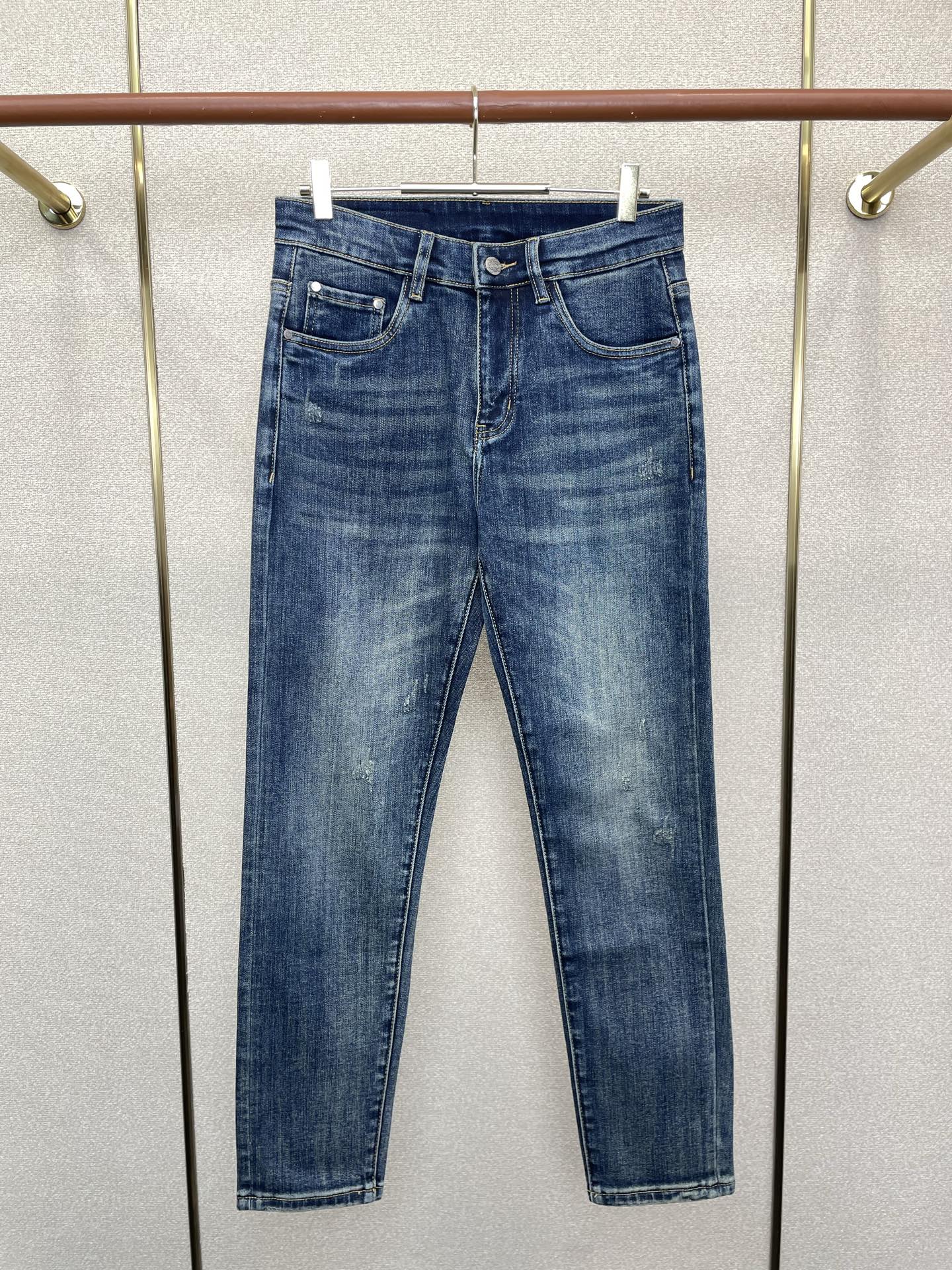 NO:759830,.LOEWE exclusively provides high-end versions of new casual jeans. Custom-made fabrics at the counter. Highly breathable and comfortable, with impeccable details. The brand element design concept embodies high quality. It feels delicate and soft!  It presents a casual cut and the upper body shape is awesome!  Code number 28-38,,loewe,loewe,jeans,19860909.LOEWE罗意威独家专供新款休闲牛仔裤高端版本 专柜定制面料 透气舒适度高,细节无可挑剔,品牌元素设计理念,体现高品质.手感细腻柔软！呈现休闲裁剪,上身版型超赞！码数28-38,,loewe,loewe,jeans,,Men's clothing