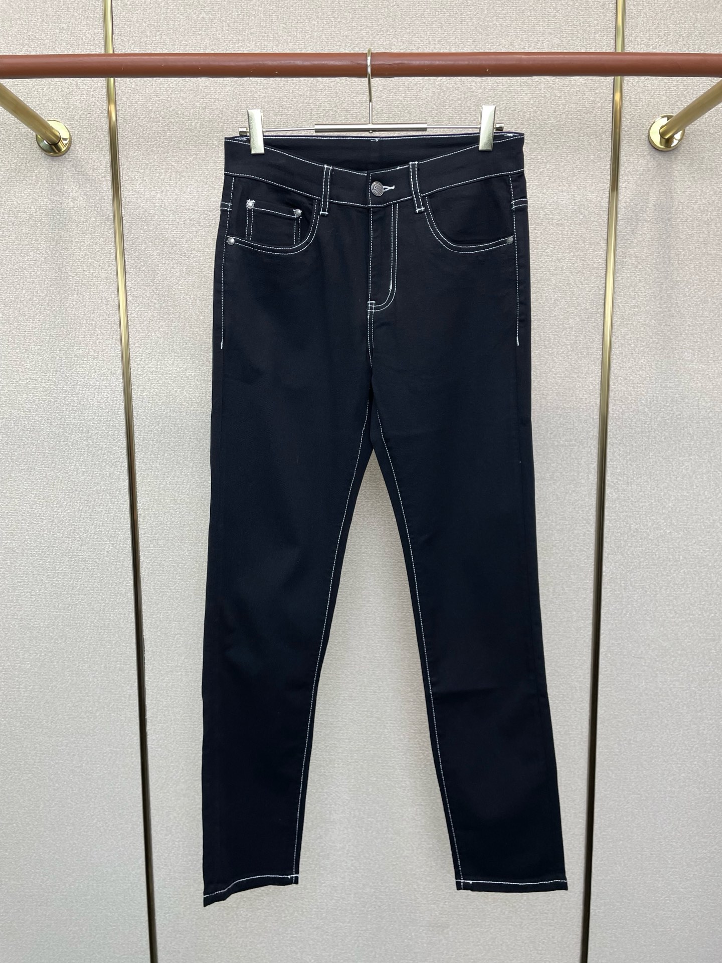 NO:759856,.Gucci exclusively supplies high-end versions of new casual jeans. Custom-made fabrics at the counter. Highly breathable and comfortable, with impeccable details. The brand element design concept reflects high quality. It feels delicate and soft!  It presents a casual cut and the upper body shape is awesome!  Code number 28-38,,gucci,gucci,jeans,19860909.Gucci古驰独家专供新款休闲牛仔裤高端版本 专柜定制面料 透气舒适度高,细节无可挑剔,品牌元素设计理念,体现高品质.手感细腻柔软！呈现休闲裁剪,上身版型超赞！码数28-38,,gucci,gucci,jeans,,Men's clothing