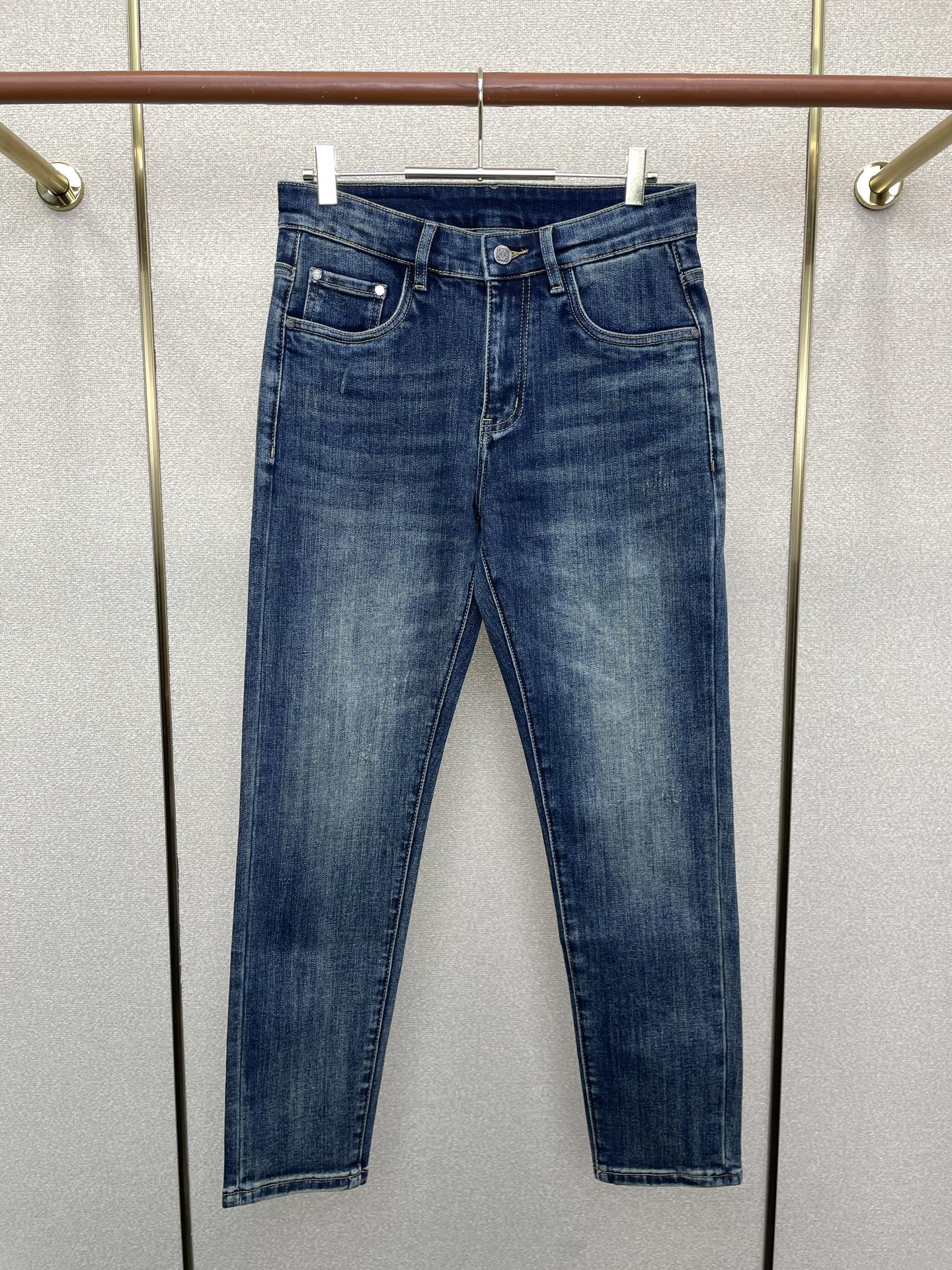 NO:759867,.Louis Vuitton exclusively provides high-end versions of new casual jeans. Custom-made fabrics at the counter. Highly breathable and comfortable, with impeccable details. The brand element design concept reflects high quality. It feels delicate and soft!  It presents a casual cut and the upper body shape is awesome!  Code number 28-38,,louis vuitton,louis vuitton,jeans,19860909.Louis Vuitton路易威登独家专供新款休闲牛仔裤高端版本 专柜定制面料 透气舒适度高,细节无可挑剔,品牌元素设计理念,体现高品质.手感细腻柔软！呈现休闲裁剪,上身版型超赞！码数28-38,,louis vuitton,louis vuitton,jeans,,Men's clothing