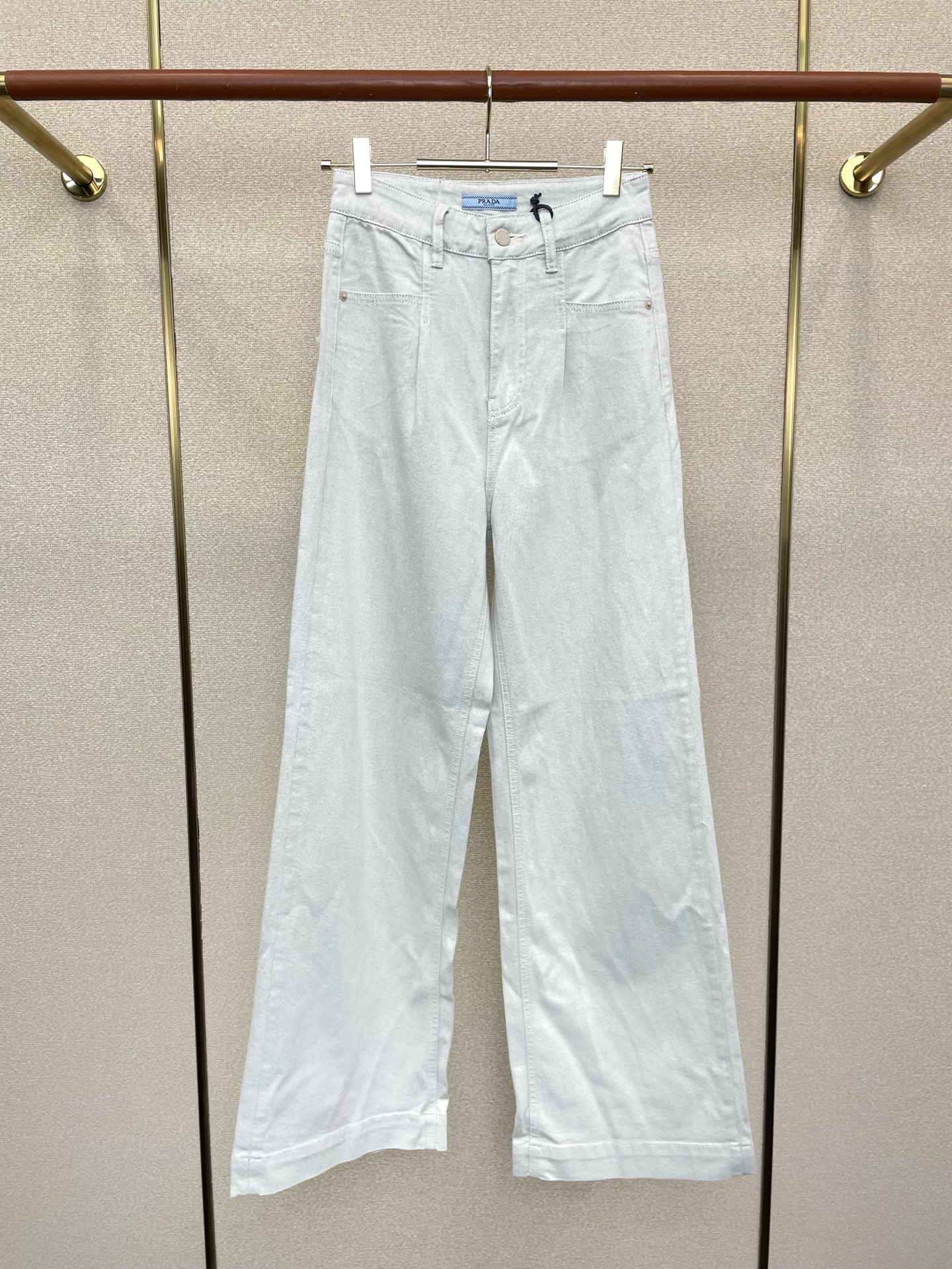 NO:757082,.Prada women's jeans are exclusive to the high-end version of the new casual wide-leg bootcut jeans. Custom-made fabrics at the counter. Highly breathable and comfortable, with impeccable details. The brand element design concept embodies high quality. It feels delicate and soft!  It presents a casual cut and the upper body shape is awesome!  Code number 26-30,,prada,prada,jeans,19860909.Prada普拉达女款牛仔裤独家专供新款休闲阔腿微喇牛仔裤高端版本 专柜定制面料 透气舒适度高,细节无可挑剔,品牌元素设计理念,体现高品质.手感细腻柔软！呈现休闲裁剪,上身版型超赞！码数26-30,,prada,prada,jeans,,Men's clothing