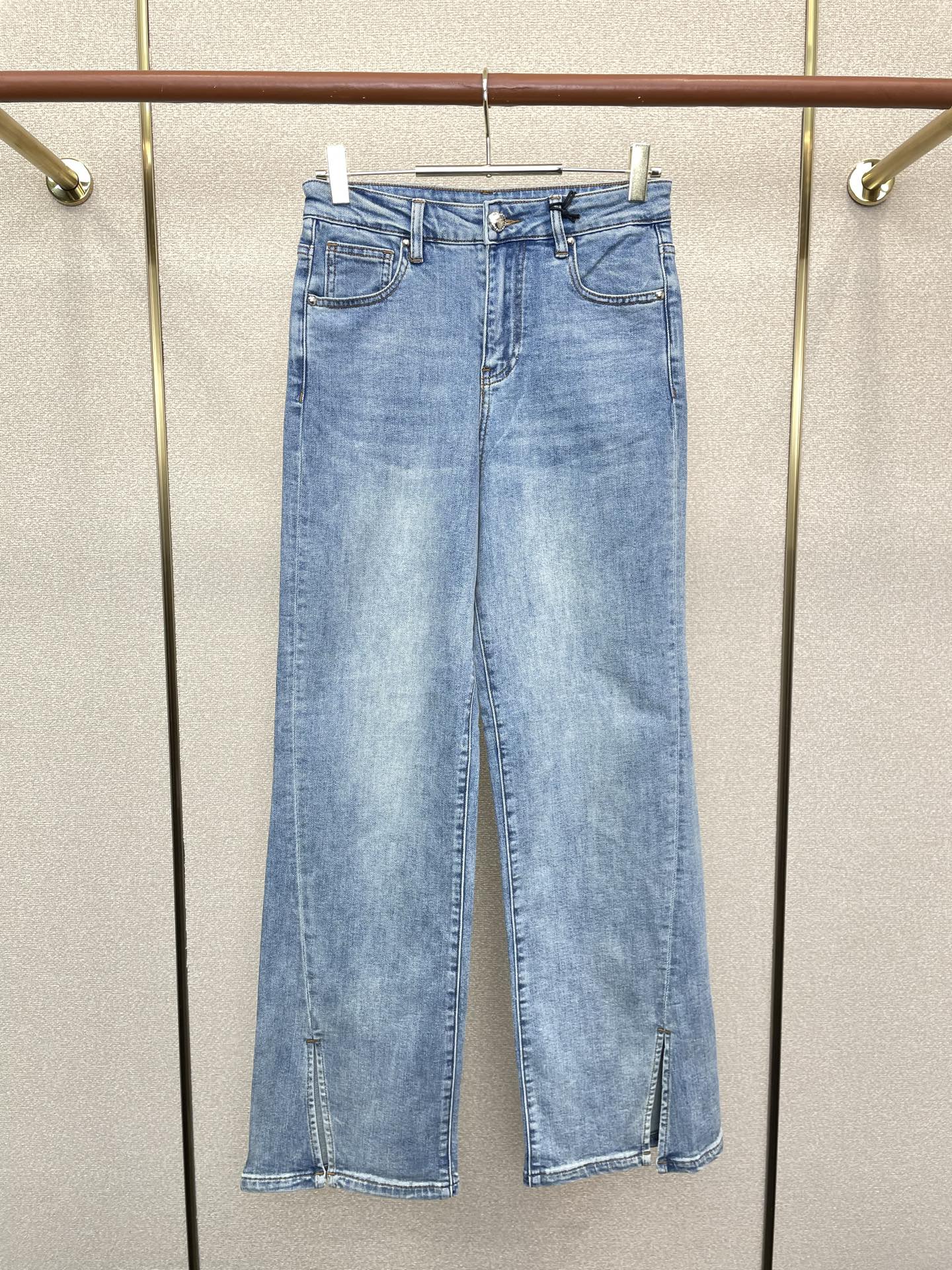 NO:757059,.Miumiu women's jeans are exclusively for high-end versions of new casual wide-leg jeans. The fabrics are customized at the counter. They are highly breathable and comfortable, with impeccable details. The brand element design concept reflects high quality. It feels delicate and soft!  It presents a casual cut and the upper body shape is awesome!  Code number 26-30,,miumiu,jeans,19860909.Miumiu谬谬女款牛仔裤独家专供新款休闲阔腿牛仔裤高端版本 专柜定制面料 透气舒适度高,细节无可挑剔,品牌元素设计理念,体现高品质.手感细腻柔软！呈现休闲裁剪,上身版型超赞！码数26-30,,miumiu,jeans,,Men's clothing