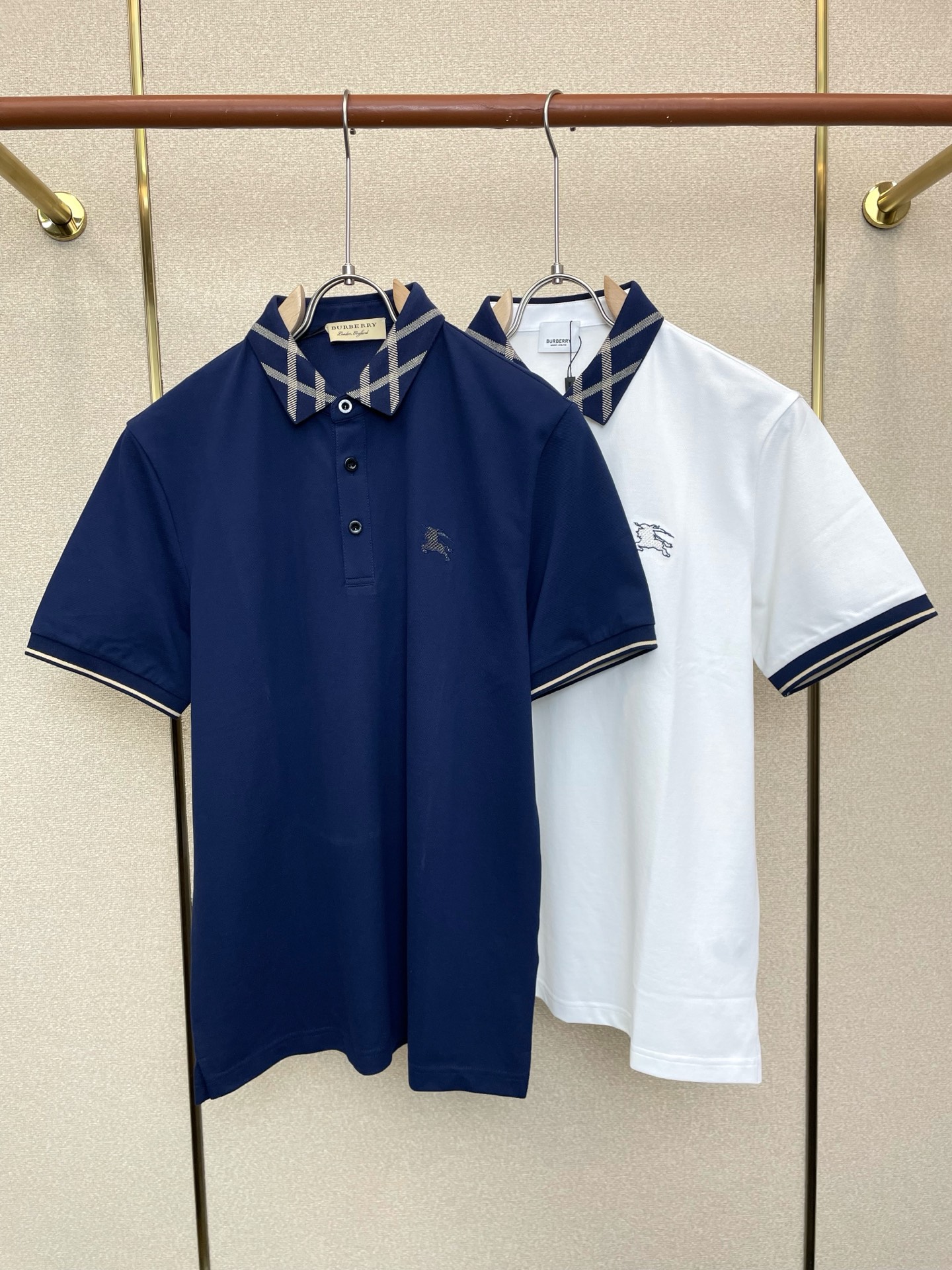 NO:757124,.Burberry exclusively supplies new original men's casual Polo short sleeves. High-end customization. High-end version. Fashionable and versatile imported fabrics. Super soft and delicate feel. Skin-friendly and comfortable to wear. High-end boutique. The upper body is finely made by the factory. It is a must-have item for men. Three standards are complete. Size M-3XL,,burberry,burberry,T-shirt,19860909.Burberry巴宝莉独家专供新款原单男士休闲Polo短袖 高端定制 高端版本 时尚百搭爆款进口面料 手感超柔软细腻 穿着亲肤舒适 高端精品 代工厂精细做上身非常赞 男士必备单品 三标齐全 码数M-3XL,,burberry,burberry,T-shirt,,Men's clothing