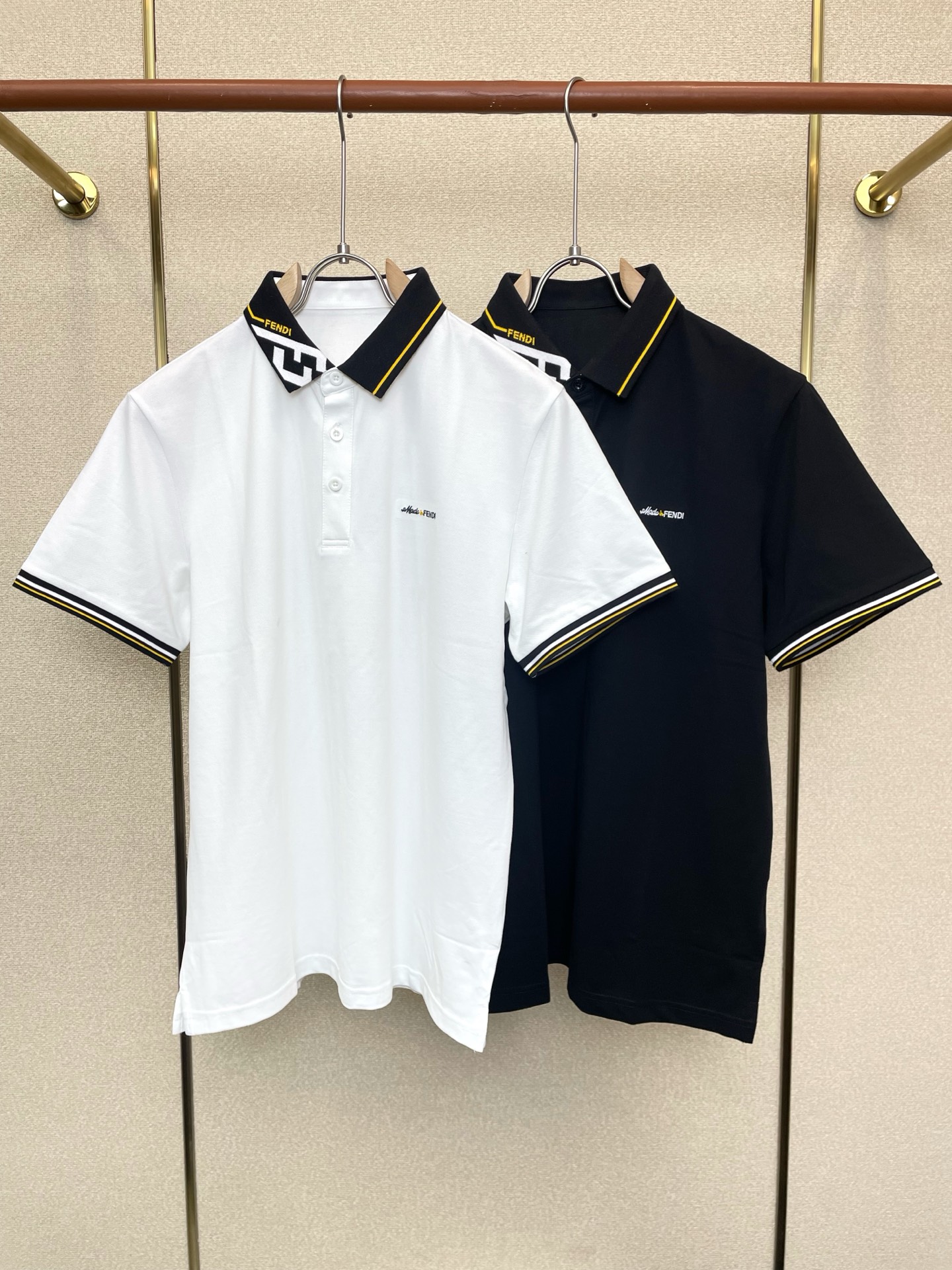 NO:757098,.FENDI Fendi exclusively provides new original men's casual Polo short sleeves. High-end customization. High-end version. Fashionable and versatile imported fabrics. Super soft and delicate feel. Skin-friendly and comfortable to wear. High-end boutique. The upper body is finely made by the factory. It is a must-have item for men. Three standards are complete. Size M-3XL,,fendi,fendi, T-shirt,19860909.FENDI芬迪独家专供新款原单男士休闲Polo短袖 高端定制 高端版本 时尚百搭爆款进口面料 手感超柔软细腻 穿着亲肤舒适 高端精品 代工厂精细做上身非常赞 男士必备单品 三标齐全 码数M-3XL,,fendi,fendi,T-shirt,,Men's clothing