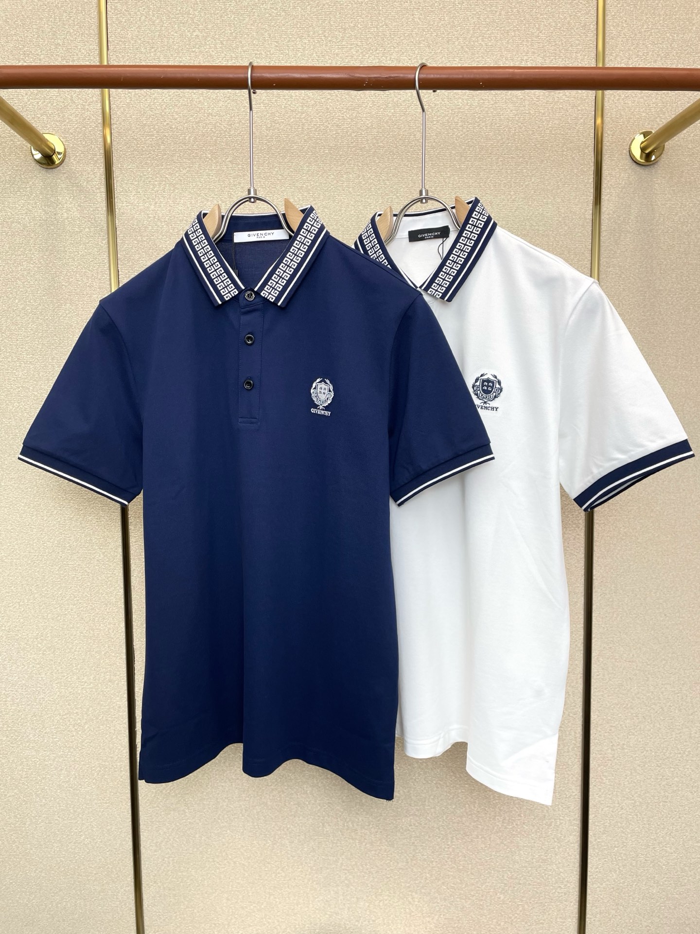 NO:757084,.GIVENCHY Exclusively supplies new original men's casual Polo short sleeves. High-end customization. High-end version. Fashionable and versatile imported fabrics. Super soft and delicate feel. Skin-friendly and comfortable to wear. High-end boutique. The upper body is finely made by the factory. It is a must-have item for men. Three standards are complete. Size M-3XL,,givenchy,givenchy,T-shirt,19860909.GIVENCHY纪梵希独家专供新款原单男士休闲Polo短袖 高端定制 高端版本 时尚百搭爆款进口面料 手感超柔软细腻 穿着亲肤舒适 高端精品 代工厂精细做上身非常赞 男士必备单品 三标齐全 码数M-3XL,,givenchy,givenchy,T-shirt,,Men's clothing