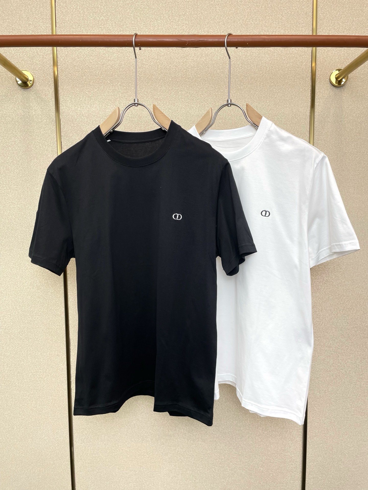 NO:757101,.Dior Dior exclusively offers new original men's casual short sleeves. High-end customization. High-end version. Fashionable and versatile imported fabrics. Super soft and delicate feel. Skin-friendly and comfortable to wear. High-end boutique. The upper body is exquisitely made by the factory. A must-have item for men. Three complete standards. Size S-2XL, dior, dior, T-shirt,19860909.Dior迪奥独家专供新款原单男士休闲短袖 高端定制 高端版本 时尚百搭爆款进口面料 手感超柔软细腻 穿着亲肤舒适 高端精品 代工厂精细做上身非常赞 男士必备单品 三标齐全 码数S-2XL,,dior,dior,T-shirt,,Men's clothing