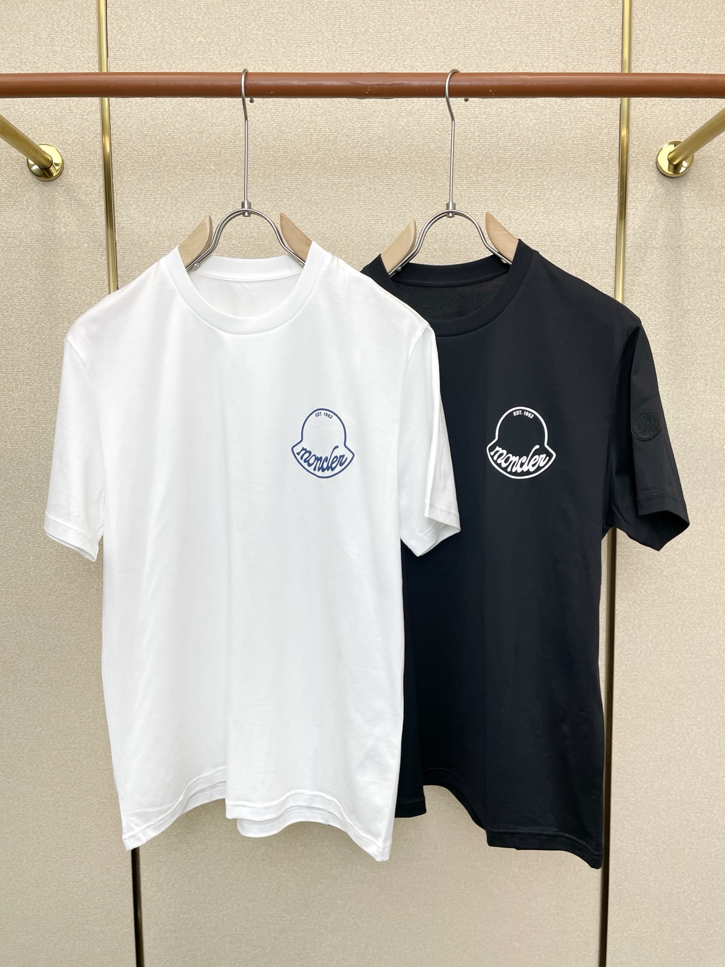 NO:757090,.Moncler Moncler Men's Men's Casual Short Sleeves are exclusively available for new models. High-end customization. High-end versions. Fashionable and versatile imported fabrics. Super soft and delicate to the touch. Skin-friendly and comfortable to wear. High-end boutique. The upper body is exquisitely made by the factory. A must-have item for men. Complete with three labels. Size S-2XL, Moncler, T-shirt,19860909.Moncler蒙口独家专供新款原单男士休闲短袖 高端定制 高端版本 时尚百搭爆款进口面料 手感超柔软细腻 穿着亲肤舒适 高端精品 代工厂精细做上身非常赞 男士必备单品 三标齐全 码数S-2XL,,Moncler,T-shirt,,Men's clothing