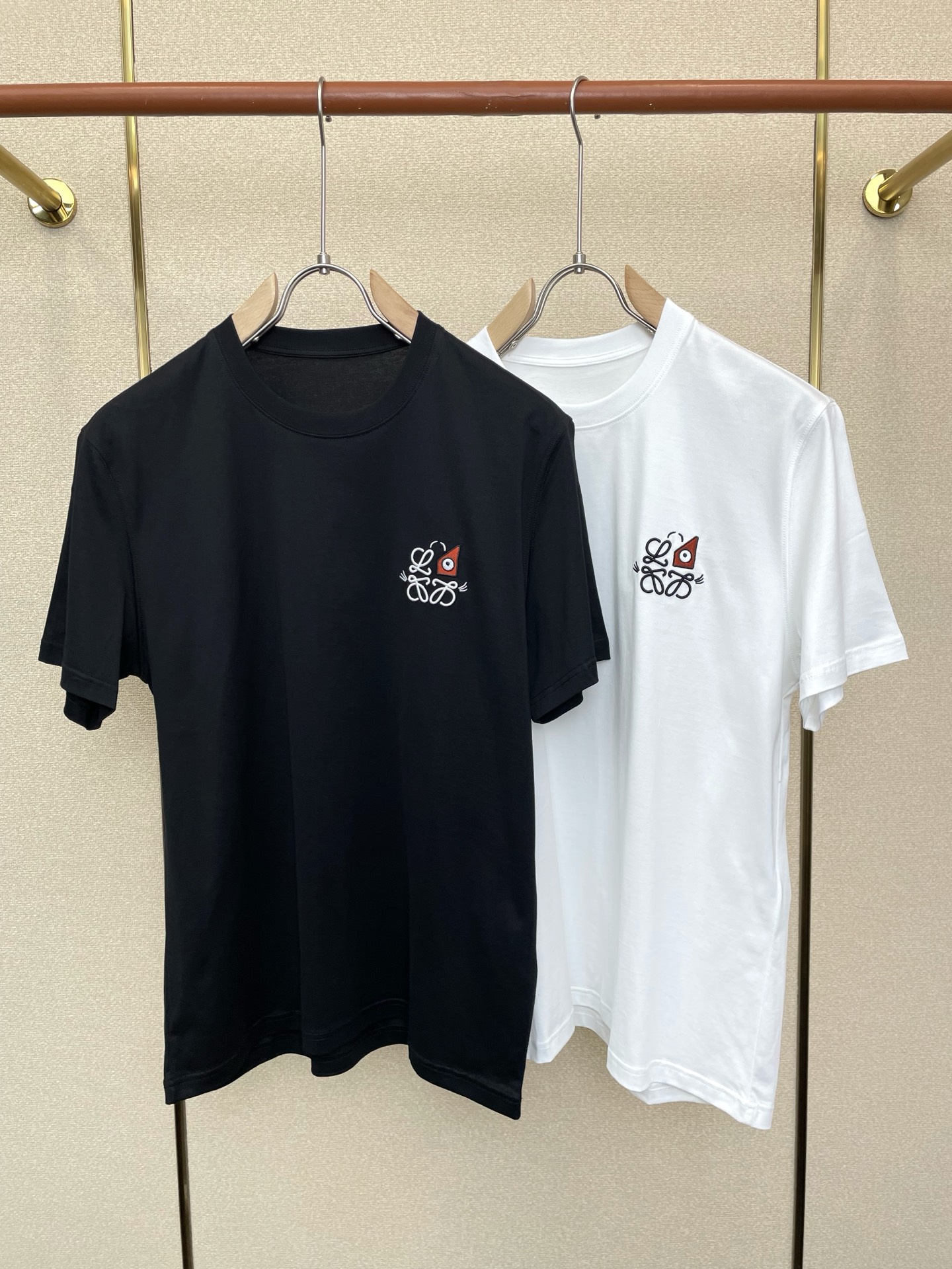 NO:757109,.LOEWE exclusively supplies new original men's casual short-sleeves, high-end customization, high-end version, fashionable and versatile imported fabrics, super soft and delicate to the touch, skin-friendly and comfortable to wear, high-end boutique, the upper body is exquisitely made by the factory, a must-have item for men, complete with three standards, size S-2XL,,loewe,loewe,T-shirt,19860909.LOEWE罗意威独家专供新款原单男士休闲短袖 高端定制 高端版本 时尚百搭爆款进口面料 手感超柔软细腻 穿着亲肤舒适 高端精品 代工厂精细做上身非常赞 男士必备单品 三标齐全 码数S-2XL,,loewe,loewe,T-shirt,,Men's clothing