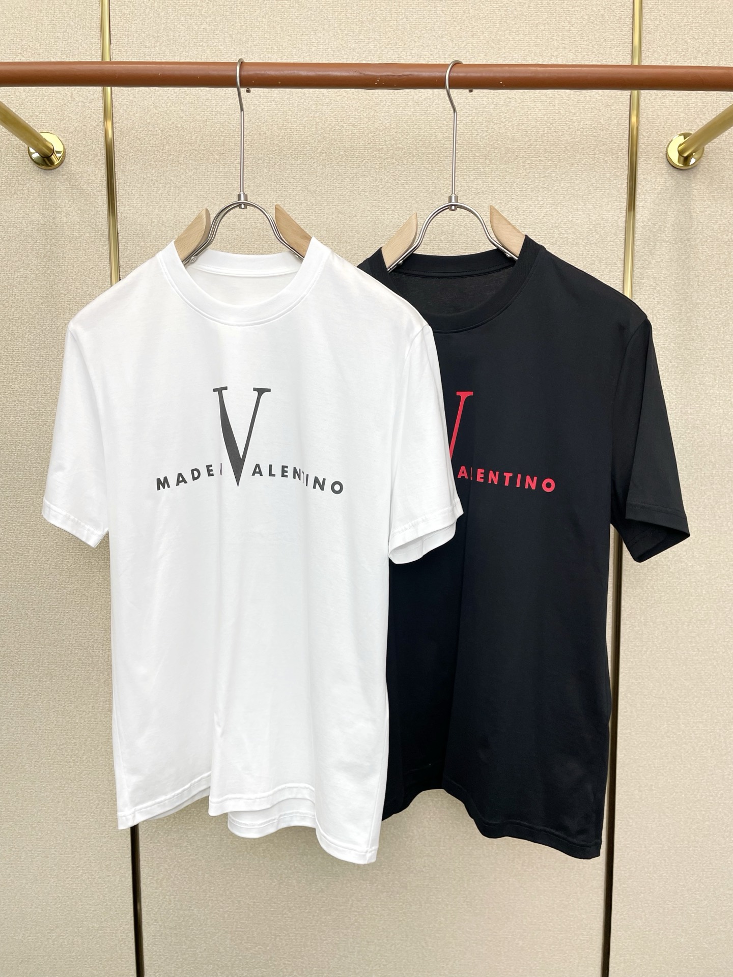 NO:757117,.VALENTINO Exclusively supplies new original men's casual short-sleeves, high-end customization, high-end version, fashionable and versatile imported fabrics, super soft and delicate to the touch, skin-friendly and comfortable to wear, high-end boutique, the upper body is exquisitely made by the OEM, a must-have item for men, complete with three standards, size S-2XL,,valentino,valentino,T-shirt,19860909.VALENTINO华伦天奴独家专供新款原单男士休闲短袖 高端定制 高端版本 时尚百搭爆款进口面料 手感超柔软细腻 穿着亲肤舒适 高端精品 代工厂精细做上身非常赞 男士必备单品 三标齐全 码数S-2XL,,valentino,valentino,T-shirt,,Men's clothing