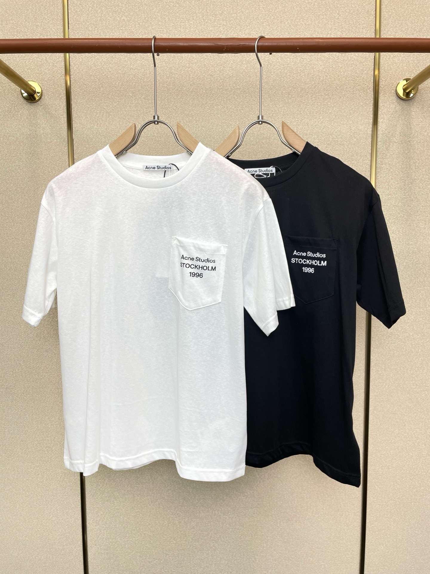 NO:757093,.Acne Studios exclusively supplies new original men's casual short-sleeves, high-end customization, high-end version, fashionable and versatile imported fabrics, super soft and delicate to the touch, skin-friendly and comfortable to wear, high-end boutique, the upper body is exquisitely made by the factory, a must-have item for men, complete with three standards, size S-XL,,acne studios,dior,T-shirt,19860909.Acne Studios独家专供新款原单男士休闲短袖 高端定制 高端版本 时尚百搭爆款进口面料 手感超柔软细腻 穿着亲肤舒适 高端精品 代工厂精细做上身非常赞 男士必备单品 三标齐全 码数S-XL,,acne studios,dior,T-shirt,,Men's clothing