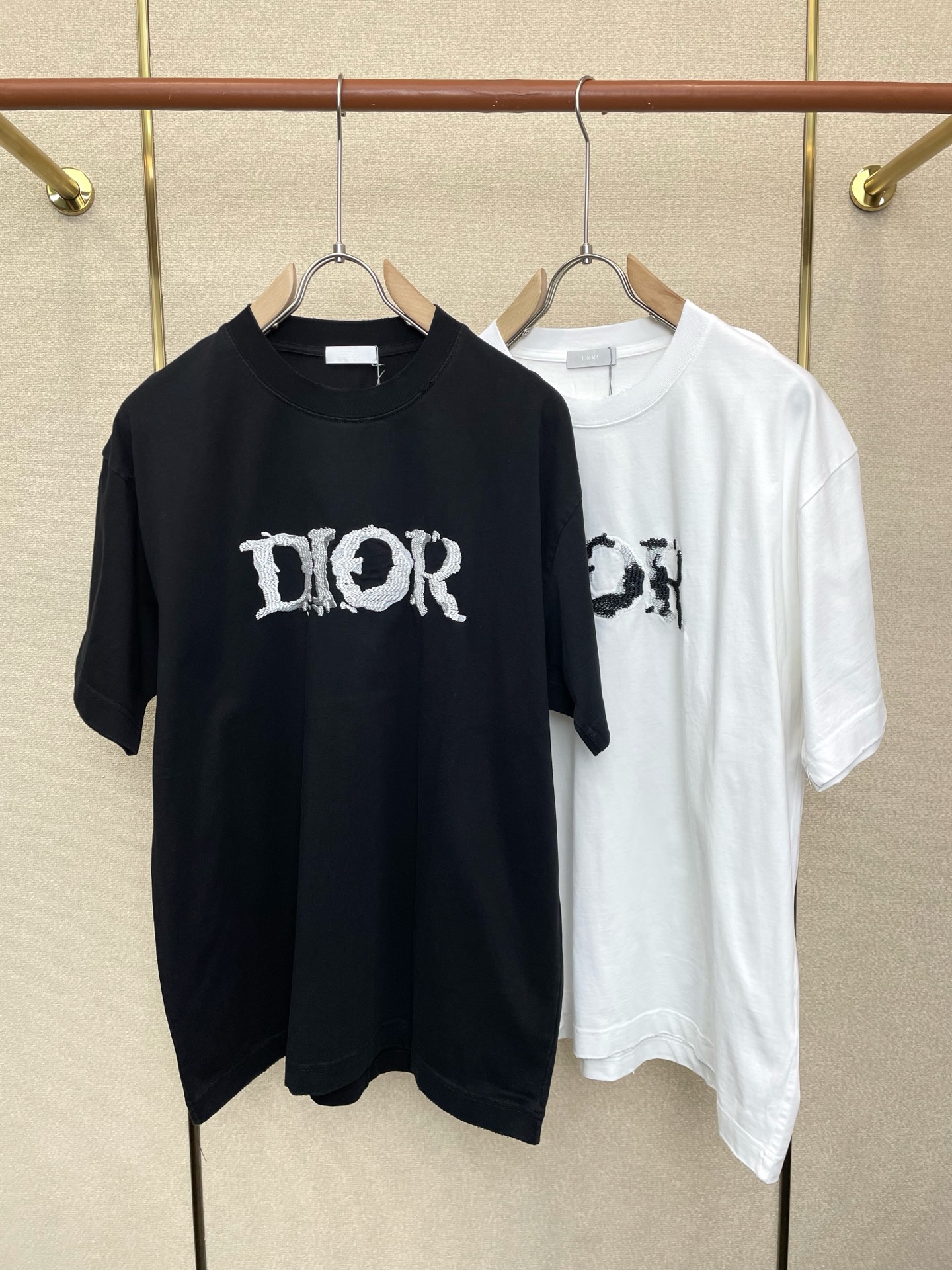 NO:757120,.Dior exclusively supplies new original men's casual short sleeves. High-end customization. High version. Fashionable and versatile imported fabrics. Super soft and delicate feel. Skin-friendly and comfortable to wear. High-end boutique. The upper body is exquisitely made by the factory. A must-have item for men. Three complete standards. Size S-2XL, dior, dior, T-shirt,19860909.Dior迪奥独家专供新款原单男士休闲短袖 高端定制 高版本 时尚百搭爆款进口面料 手感超柔软细腻 穿着亲肤舒适 高端精品 代工厂精细做上身非常赞 男士必备单品 三标齐全 码数S-2XL,,dior,dior,T-shirt,,Men's clothing