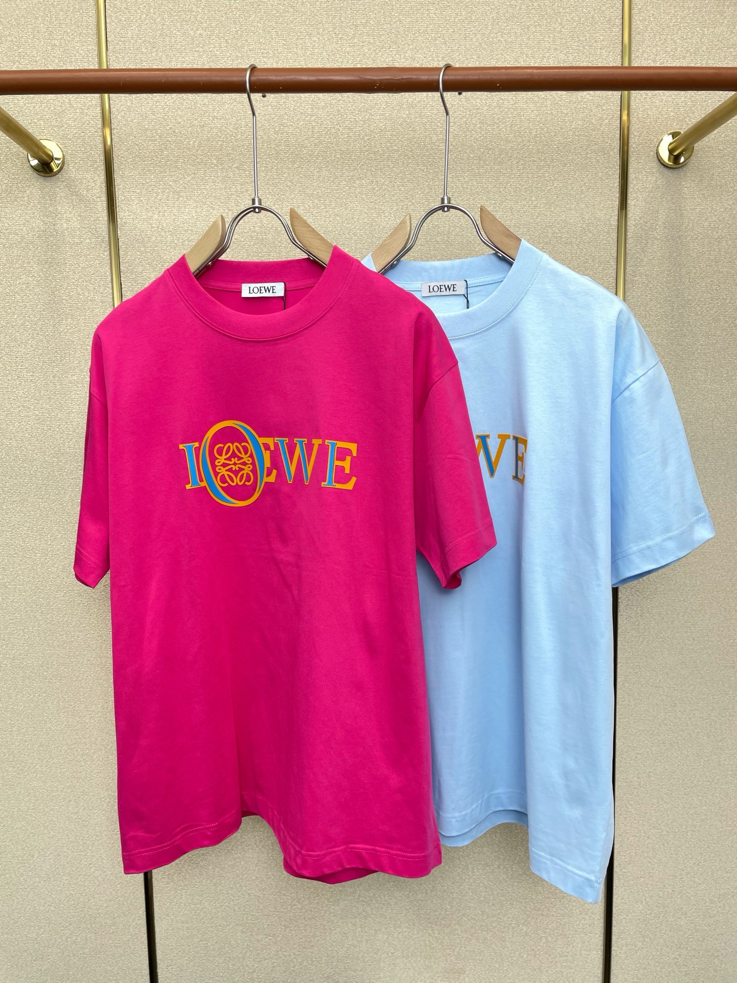 NO:757072,.LOEWE exclusively supplies new original men's casual short-sleeves, high-end customization, high version, fashionable and versatile imported fabrics, super soft and delicate to the touch, skin-friendly and comfortable to wear, high-end boutique, the upper body is exquisitely made by the OEM, a must-have item for men, complete with three standards, size S-2XL,,loewe,loewe,T-shirt,19860909.LOEWE罗意威独家专供新款原单男士休闲短袖 高端定制 高版本 时尚百搭爆款进口面料 手感超柔软细腻 穿着亲肤舒适 高端精品 代工厂精细做上身非常赞 男士必备单品 三标齐全 码数S-2XL,,loewe,loewe,T-shirt,,Men's clothing