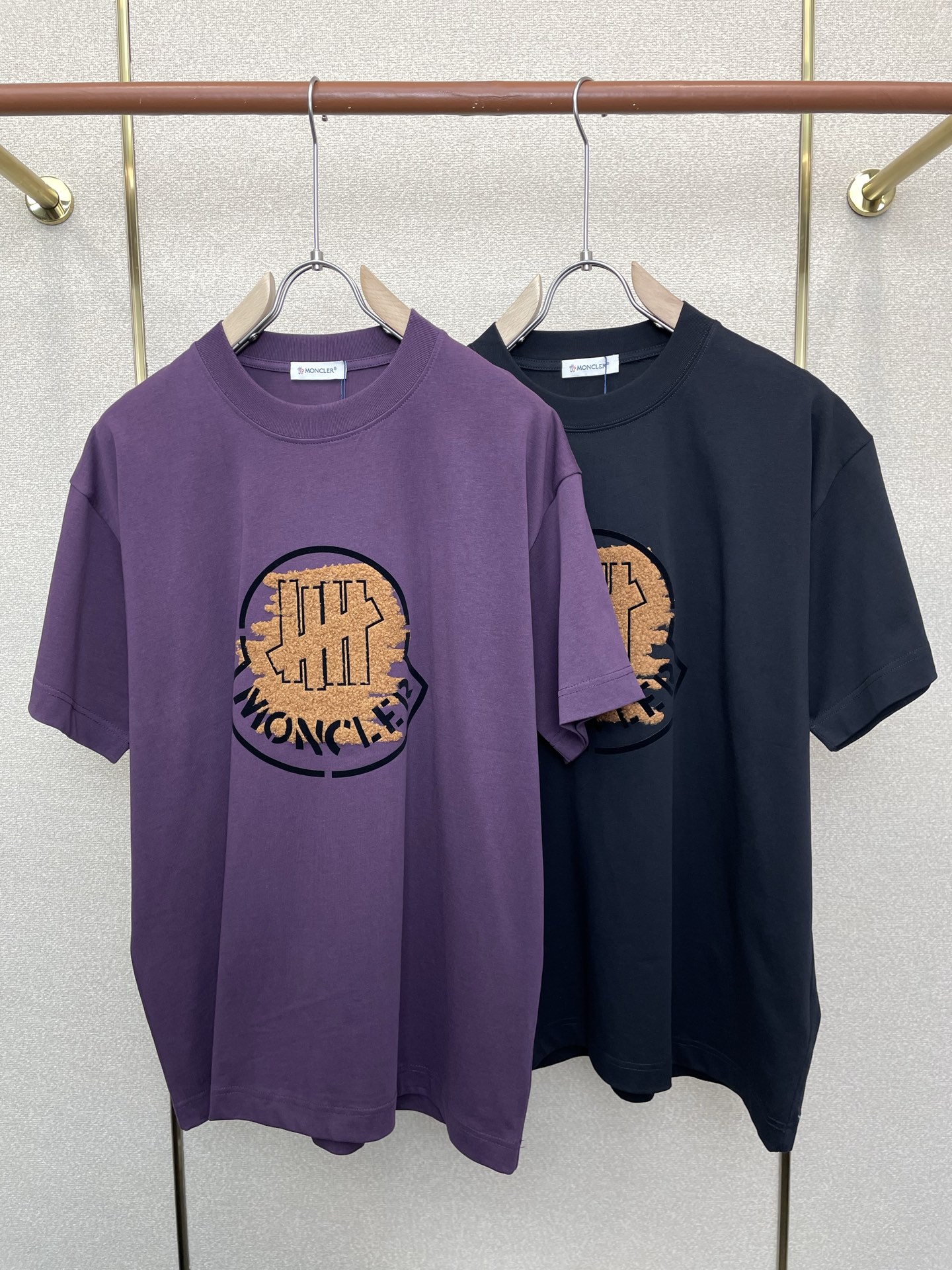 NO:757129,.Moncler Moncler Men's Men's Casual Short Sleeve Exclusively for New Original Men's Casual Short Sleeves, High-end Customization, High Version, Fashionable and Versatile, Popular Imported Fabrics, Super Soft and Delicate to the Hand, Skin-Friendly and Comfortable to Wear, High-end Boutique, The Factory's Finely Made Upper Body is Excellent, Men's Necessary Items, Three Standards Complete, Size S-2XL,, Moncler, T-shirt,19860909.Moncler蒙口独家专供新款原单男士休闲短袖 高端定制 高版本 时尚百搭爆款进口面料 手感超柔软细腻 穿着亲肤舒适 高端精品 代工厂精细做上身非常赞 男士必备单品 三标齐全 码数S-2XL,,Moncler,T-shirt,,Men's clothing