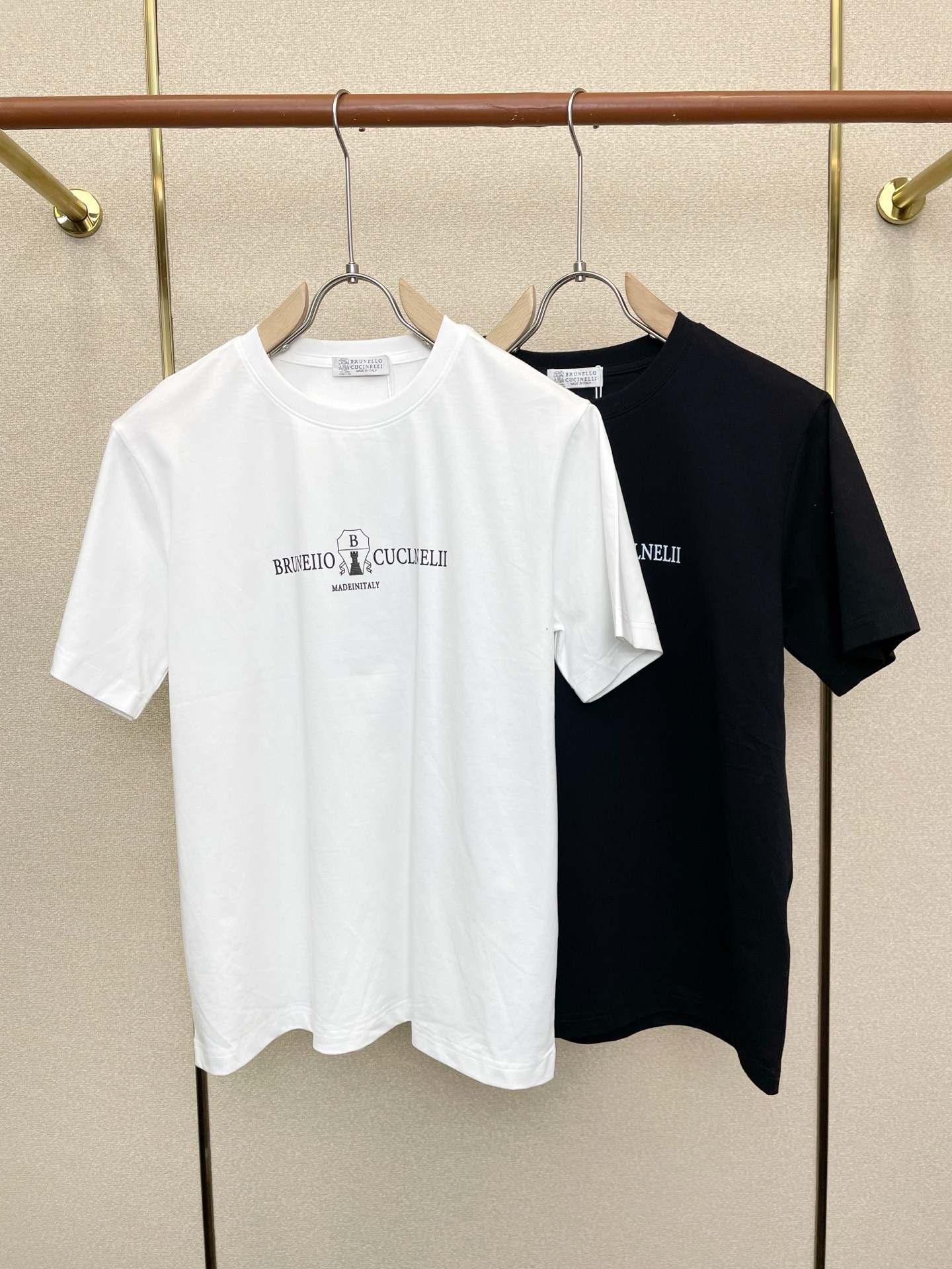 NO:757102,.BC-Brunello Cucinali Brunello Cucinali exclusively supplies new original men's casual short-sleeves. High-end customization. High-end version. Fashionable and versatile imported fabrics. Super soft and delicate feel. Skin-friendly and comfortable to wear. High-end boutique. The upper body is finely made by the foundry. It is a must-have item for men. Three labels are complete. Size 46-54, brunello cucinelli, T-shirt,19860909.BC-Brunello Cucinali布鲁内洛·库奇内利独家专供新款原单男士休闲短袖 高端定制 高端版本 时尚百搭爆款进口面料 手感超柔软细腻 穿着亲肤舒适 高端精品 代工厂精细做上身非常赞 男士必备单品 三标齐全 码数46-54,,brunello cucinelli,T-shirt,,Men's clothing