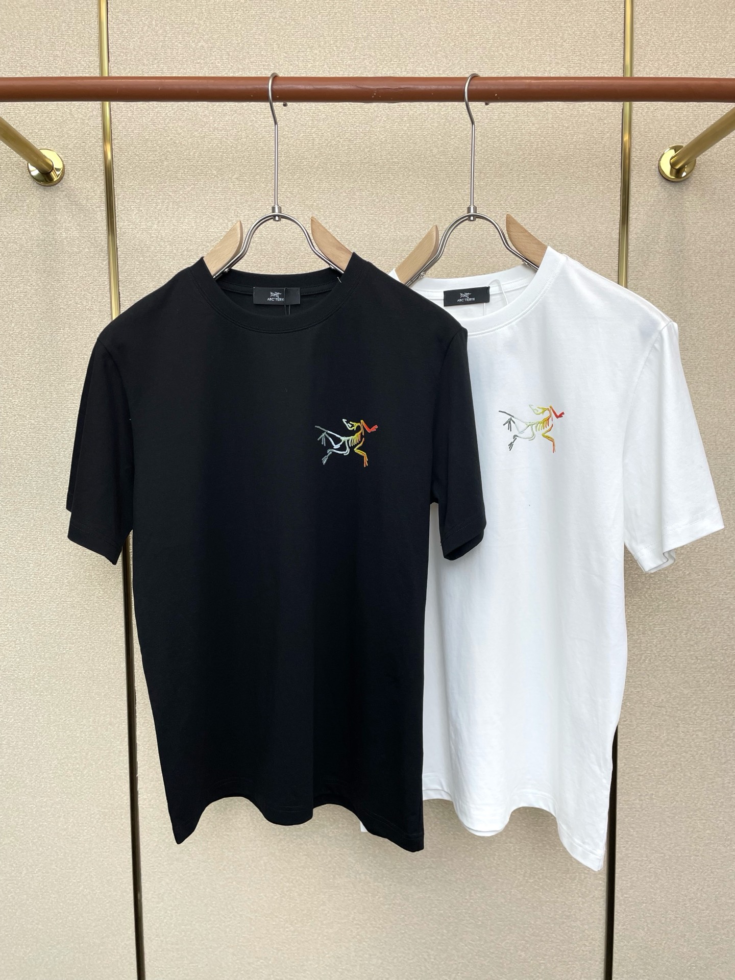 NO:757087,.Arc’teryx exclusively provides new original men’s casual short sleeves. High-end customization. High-end version. Fashionable and versatile imported fabrics. Super soft and delicate feel. Skin-friendly and comfortable to wear. High-end boutique. The upper body is finely made by the factory. It is a must-have item for men. Three standards are complete. Size 46-54, arc’teryx, T-shirt,19860909.Arc’teryx始祖鸟独家专供新款原单男士休闲短袖 高端定制 高端版本 时尚百搭爆款进口面料 手感超柔软细腻 穿着亲肤舒适 高端精品 代工厂精细做上身非常赞 男士必备单品 三标齐全 码数46-54,arc'teryx,T-shirt,,Men's clothing