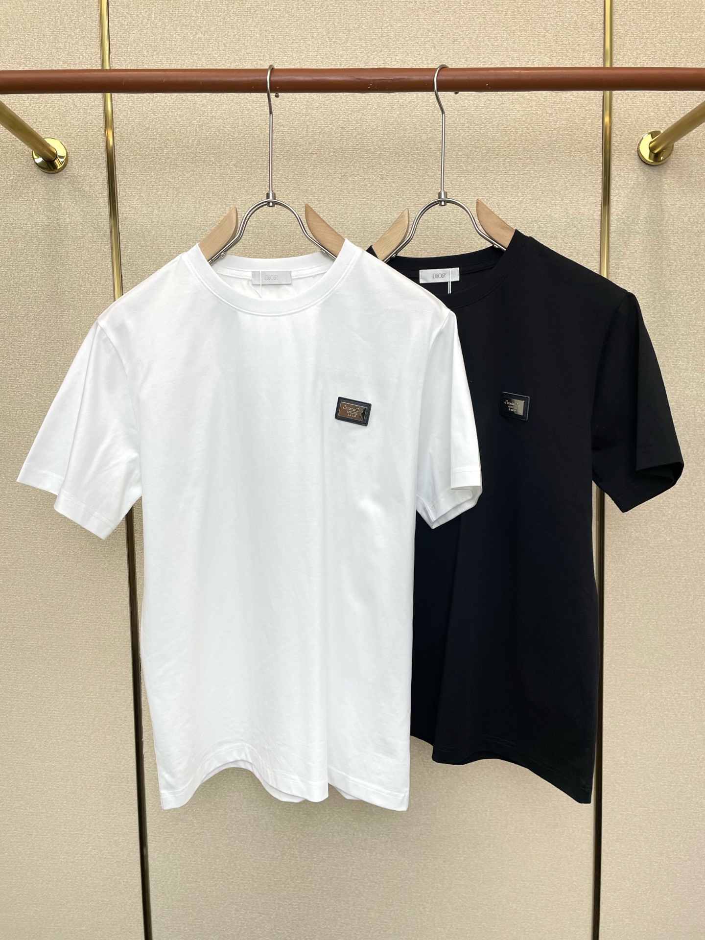 NO:757095,.Dior exclusively supplies new original men's casual short sleeves. High-end customization. High-end version. Fashionable and versatile imported fabrics. Super soft and delicate feel. Skin-friendly and comfortable to wear. High-end boutique. The upper body is exquisitely made by the factory. A must-have item for men. Complete with three labels. Size 46-54, dior, dior, T-shirt,19860909.Dior迪奥独家专供新款原单男士休闲短袖 高端定制 高端版本 时尚百搭爆款进口面料 手感超柔软细腻 穿着亲肤舒适 高端精品 代工厂精细做上身非常赞 男士必备单品 三标齐全 码数46-54,,dior,dior,T-shirt,,Men's clothing