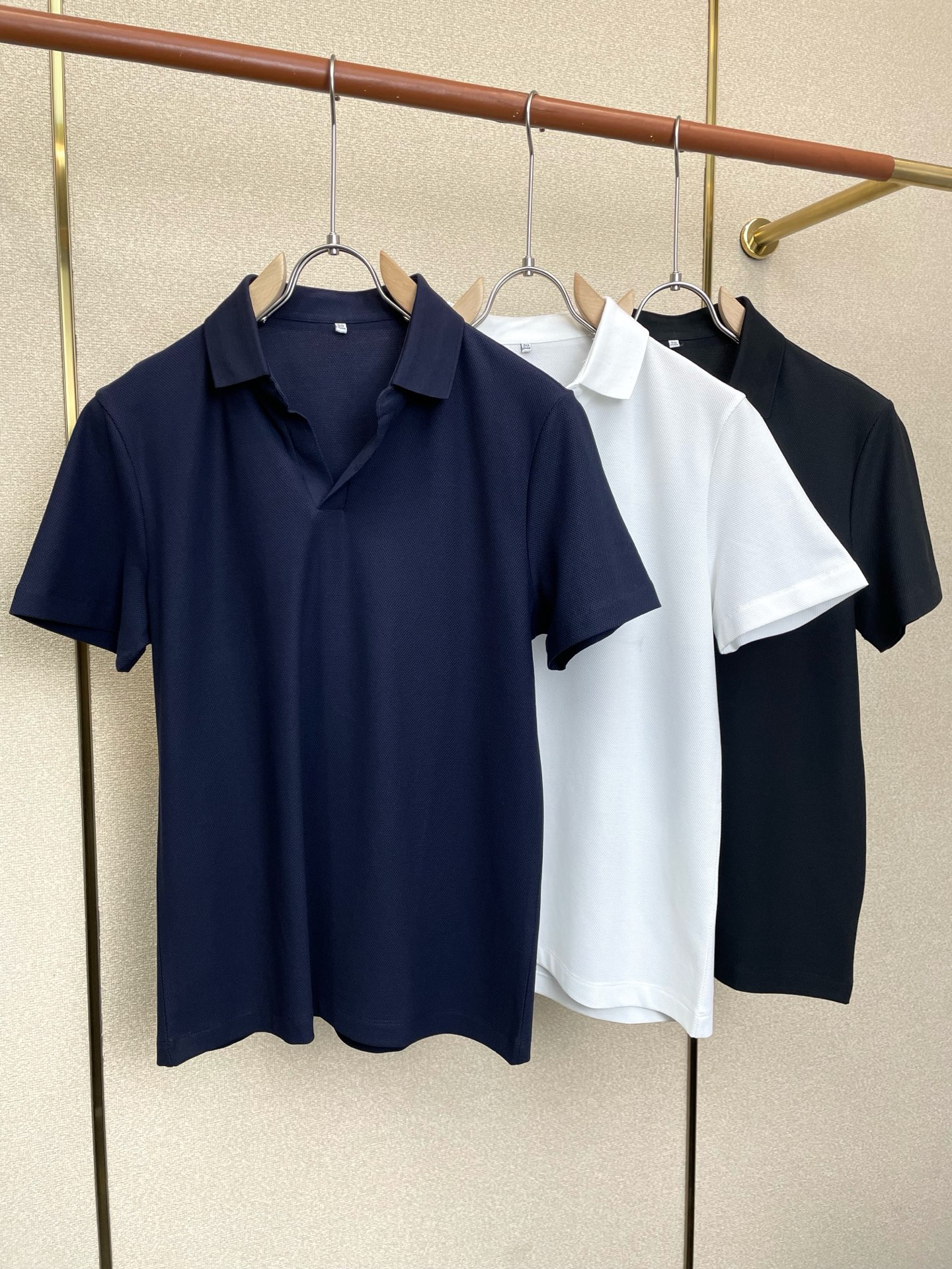 NO:757115,.ZEGNA Zegna exclusively supplies the new original men's casual short-sleeves, high-end customization, high-end version, fashionable and versatile imported fabrics, super soft and delicate to the touch, skin-friendly and comfortable to wear, high-end boutique, the upper body is exquisitely made by the factory, a must-have item for men, complete with three standards, yardage 48-56,,zegna,T-shirt,19860909.ZEGNA杰尼亚独家专供新款原单男士休闲短袖 高端定制 高端版本 时尚百搭爆款进口面料 手感超柔软细腻 穿着亲肤舒适 高端精品 代工厂精细做上身非常赞 男士必备单品 三标齐全 码数48-56,,zegna,T-shirt,,Men's clothing