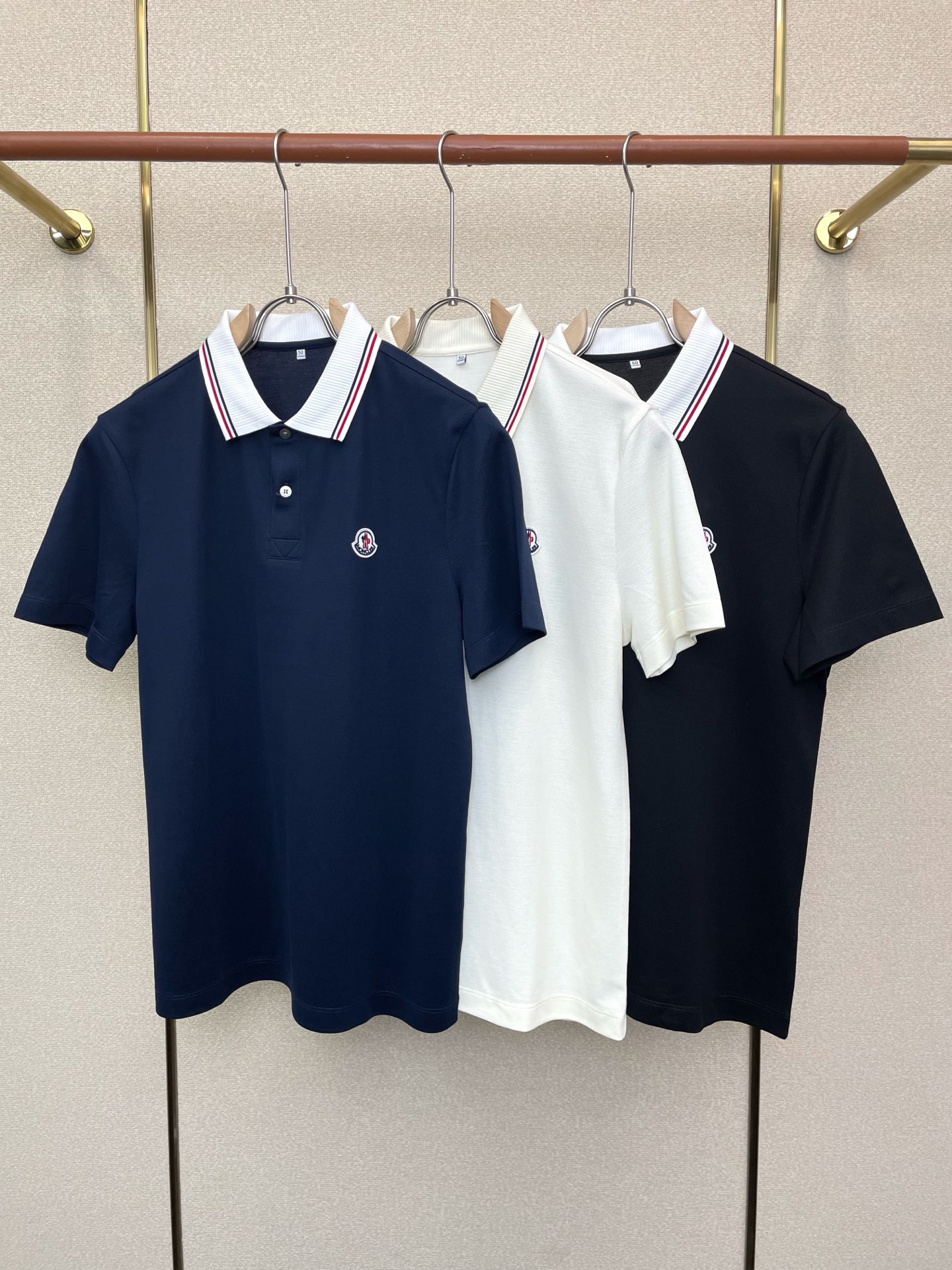 NO:757123,.Moncler Moncler Men's Men's Casual Short Sleeve Exclusively for New Original Men's Casual Short Sleeves, High-end Customized, High-End Version, Fashionable and Versatile, Popular Imported Fabrics, Super Soft and Delicate to Handle, Comfortable to Wear, High-end Boutique, The Upper Body Made by the OEM is Excellent, Men's Necessary Items, Three Standards Complete, Size Number 48-56,,Moncler,T-shirt,19860909.Moncler蒙口独家专供新款原单男士休闲短袖 高端定制 高端版本 时尚百搭爆款进口面料 手感超柔软细腻 穿着亲肤舒适 高端精品 代工厂精细做上身非常赞 男士必备单品 三标齐全 码数48-56,,Moncler,T-shirt,,Men's clothing