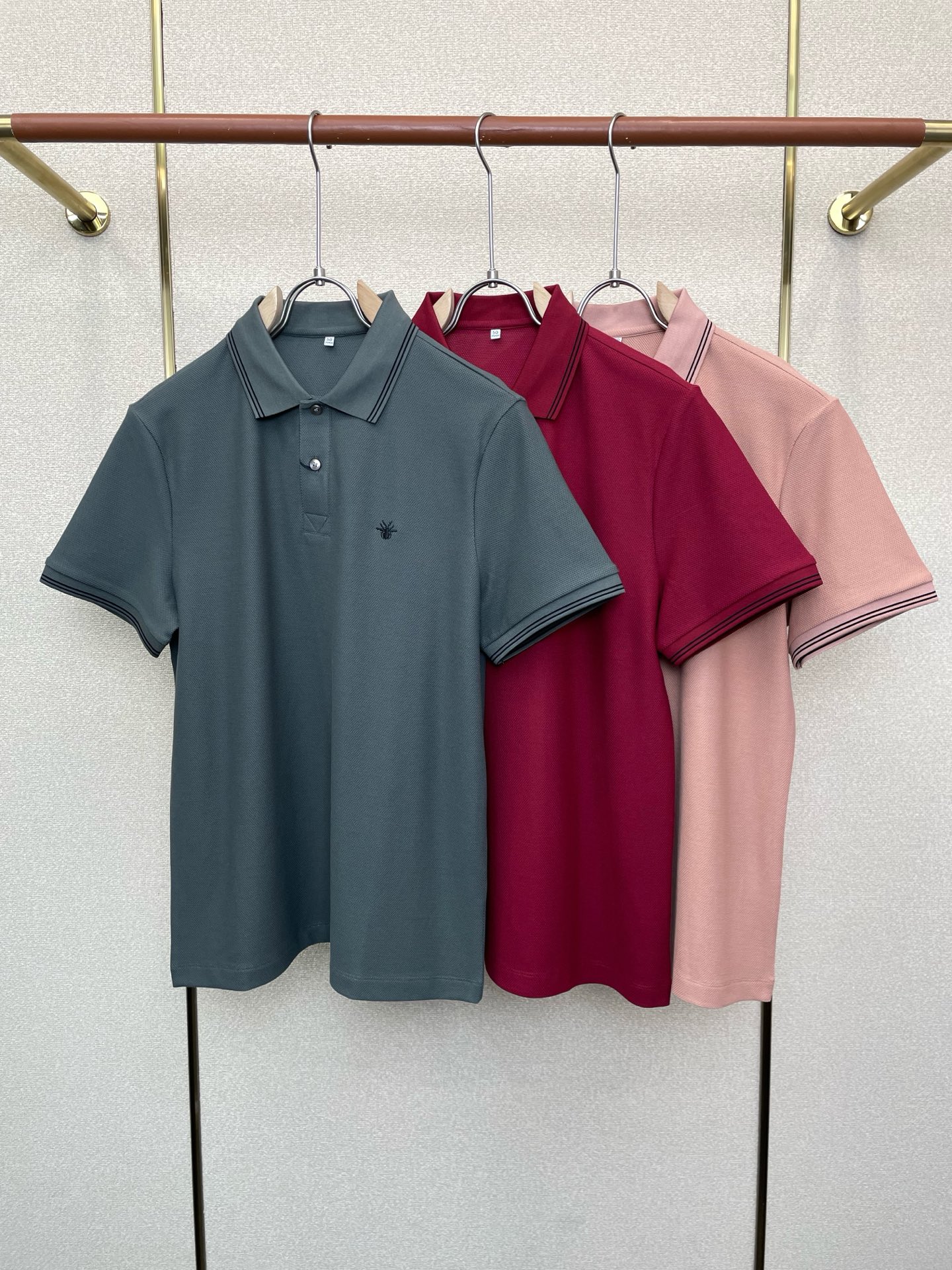 NO:757075,.Dior Dior exclusively provides new original men's casual short sleeves. High-end customization. High-end version. Fashionable and versatile imported fabrics. Super soft and delicate feel. Skin-friendly and comfortable to wear. High-end boutique. The upper body is exquisitely made by the factory. A must-have item for men. Complete with three standards. Size 48-56, dior, dior, T-shirt,19860909.Dior迪奥独家专供新款原单男士休闲短袖 高端定制 高端版本 时尚百搭爆款进口面料 手感超柔软细腻 穿着亲肤舒适 高端精品 代工厂精细做上身非常赞 男士必备单品 三标齐全 码数48-56,,dior,dior,T-shirt,,Men's clothing