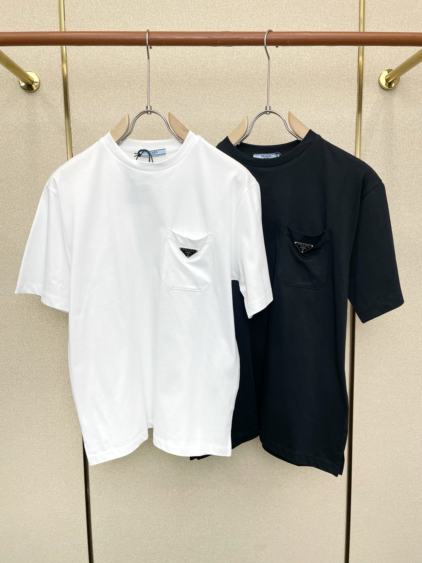 NO:757132,.Prada exclusively supplies new original men's casual short sleeves. High-end customization. High-end version. Fashionable and versatile imported fabrics. Super soft and delicate feel. Skin-friendly and comfortable to wear. High-end boutique. The upper body is exquisitely made by the factory. A must-have item for men. Complete with three standards. Size S-XL, prada, prada, T-shirt,19860909.Prada普拉达独家专供新款原单男士休闲短袖 高端定制 高端版本 时尚百搭爆款进口面料 手感超柔软细腻 穿着亲肤舒适 高端精品 代工厂精细做上身非常赞 男士必备单品 三标齐全 码数S-XL,,prada,prada,T-shirt,,Men's clothing