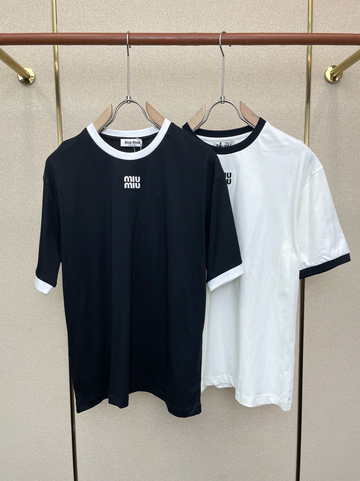 NO:757104,.Miumiu exclusively provides new original men's casual short-sleeves, high-end customization, high-end version, fashionable and versatile imported fabrics, super soft and delicate to the touch, skin-friendly and comfortable to wear, high-end boutique, the upper body is exquisitely made by the factory, a must-have item for men, complete with three standards, size S-XL,,miumiu, T-shirt,19860909.Miumiu谬谬独家专供新款原单男士休闲短袖 高端定制 高端版本 时尚百搭爆款进口面料 手感超柔软细腻 穿着亲肤舒适 高端精品 代工厂精细做上身非常赞 男士必备单品 三标齐全 码数S-XL,,miumiu,T-shirt,,Men's clothing