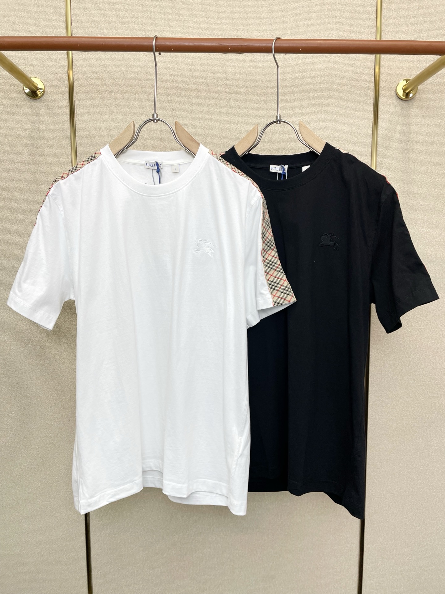 NO:757108,.Burberry exclusively provides new original men's casual short-sleeved plaid decorated cotton T-shirts. High-end customization. High-end version. Fashionable and versatile imported fabrics. Super soft and delicate feel. Skin-friendly and comfortable to wear. High-end boutique. The upper body is finely made by the factory. It is a must-have item for men. Complete three standards. Size S-XL, burberry, burberry, T-shirt, tees, t-shirt,19860909.Burberry巴宝莉独家专供新款原单男士休闲短袖 格纹装饰棉质T恤 高端定制 高端版本 时尚百搭爆款进口面料 手感超柔软细腻 穿着亲肤舒适 高端精品 代工厂精细做上身非常赞 男士必备单品 三标齐全 码数S-XL,,burberry,burberry,T-shirt,tees，t-shirt,,Men's clothing