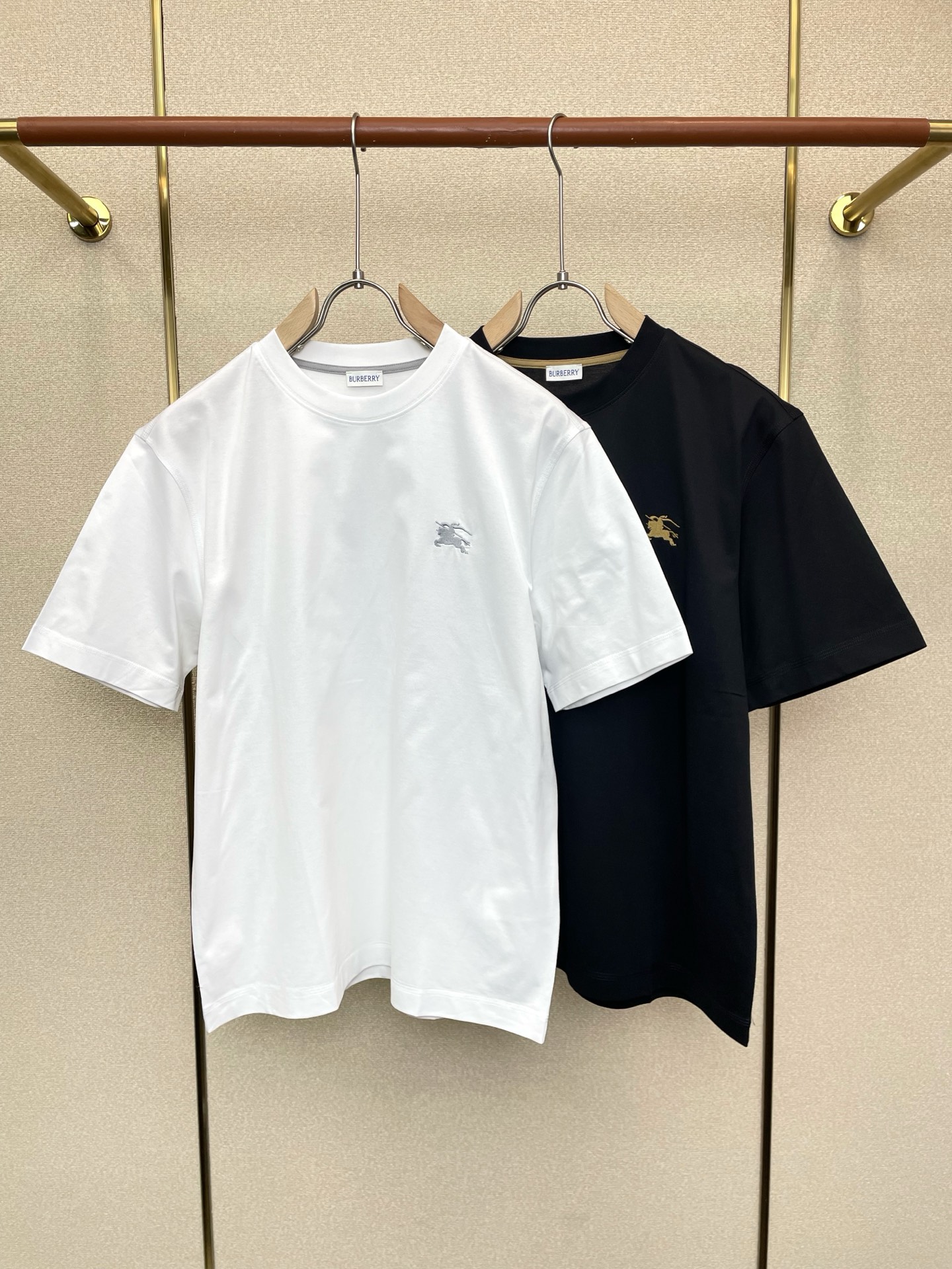 NO:757116,.Burberry exclusively supplies new original men's casual short sleeves. High-end customization. High-end version. Fashionable and versatile imported fabrics. Super soft and delicate feel. Skin-friendly and comfortable to wear. High-end boutique. The upper body is exquisitely made by the factory. A must-have item for men. Three complete standards. Size S-XL,,burberry,burberry,T-shirt,19860909.Burberry巴宝莉独家专供新款原单男士休闲短袖 高端定制 高端版本 时尚百搭爆款进口面料 手感超柔软细腻 穿着亲肤舒适 高端精品 代工厂精细做上身非常赞 男士必备单品 三标齐全 码数S-XL,,burberry,burberry,T-shirt,,Men's clothing