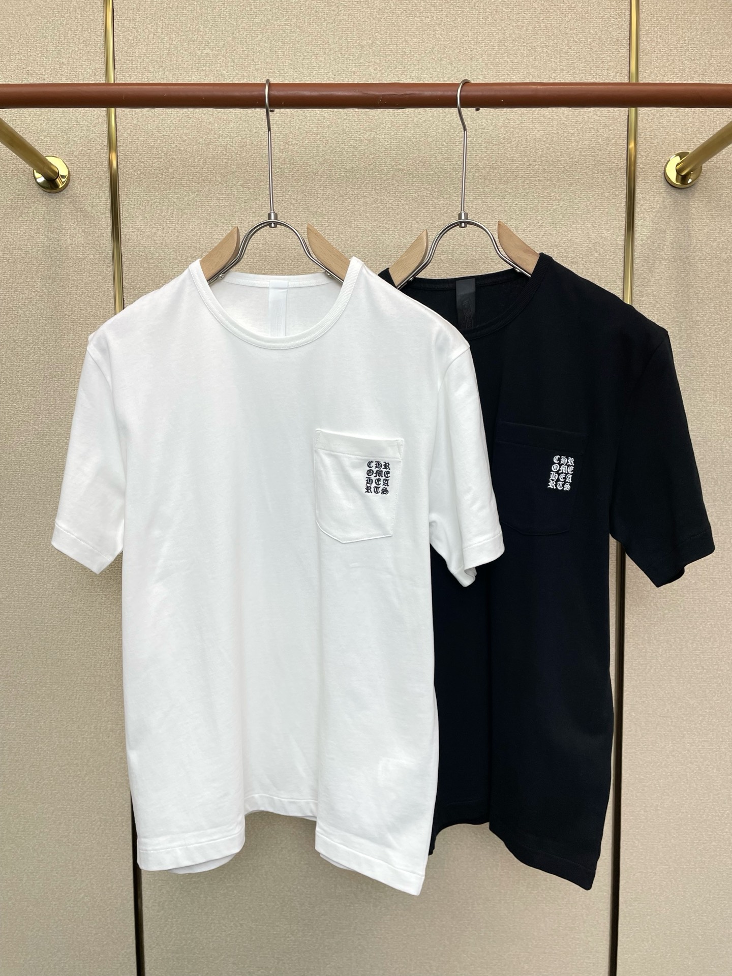 NO:757119,.Chrome hearts are exclusive to the new original men's casual short sleeves. High-end customization. High-end version. Fashionable and versatile imported fabrics. Super soft and delicate feel. Skin-friendly and comfortable to wear. High-end boutique. The upper body is exquisitely made by the factory. A must-have item for men. Three complete standards. Size S-XL,, chrome hearts, chrome hearts, T-shirt,19860909.Chrome hearts克罗心独家专供新款原单男士休闲短袖 高端定制 高端版本 时尚百搭爆款进口面料 手感超柔软细腻 穿着亲肤舒适 高端精品 代工厂精细做上身非常赞 男士必备单品 三标齐全 码数S-XL,,chrome hearts,chrome hearts,T-shirt,,Men's clothing