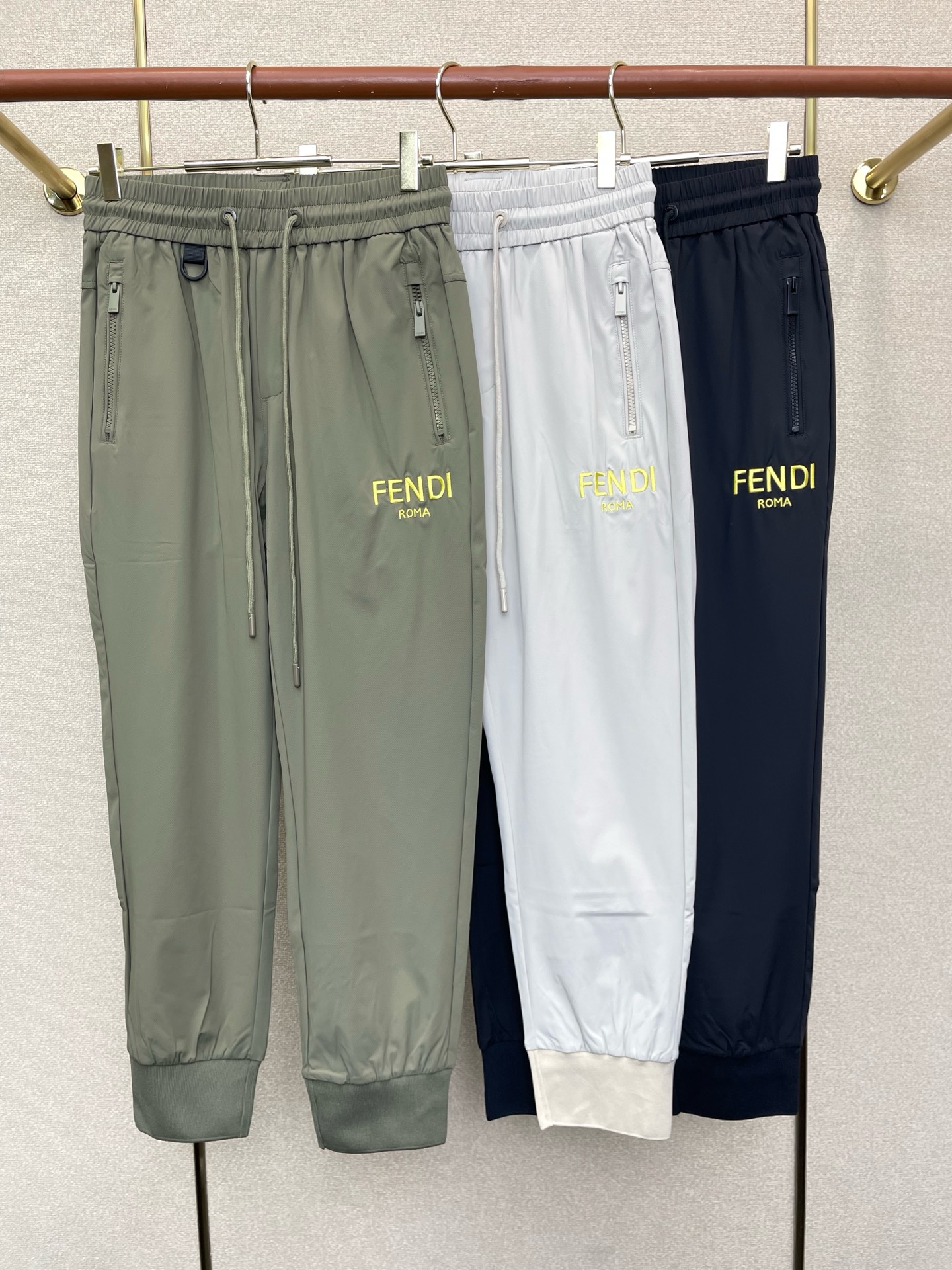 NO:759869,.FENDI Fendi exclusive new casual pants high-end version!  Custom-made fabrics at the counter are highly breathable and comfortable, with impeccable details. The design concept of brand elements reflects high quality. It feels delicate and soft!  It presents a casual cut and the upper body shape is awesome!  Size M-3XL,,fendi,fendi,19860909.FENDI芬迪独家专供新款休闲裤 高端版本！专柜定制面料 透气舒适度高,细节无可挑剔.品牌元素设计理念,体现高品质.手感细腻柔软！呈现休闲裁剪,上身版型超赞！码数M-3XL,,fendi,fendi,,Men's clothing