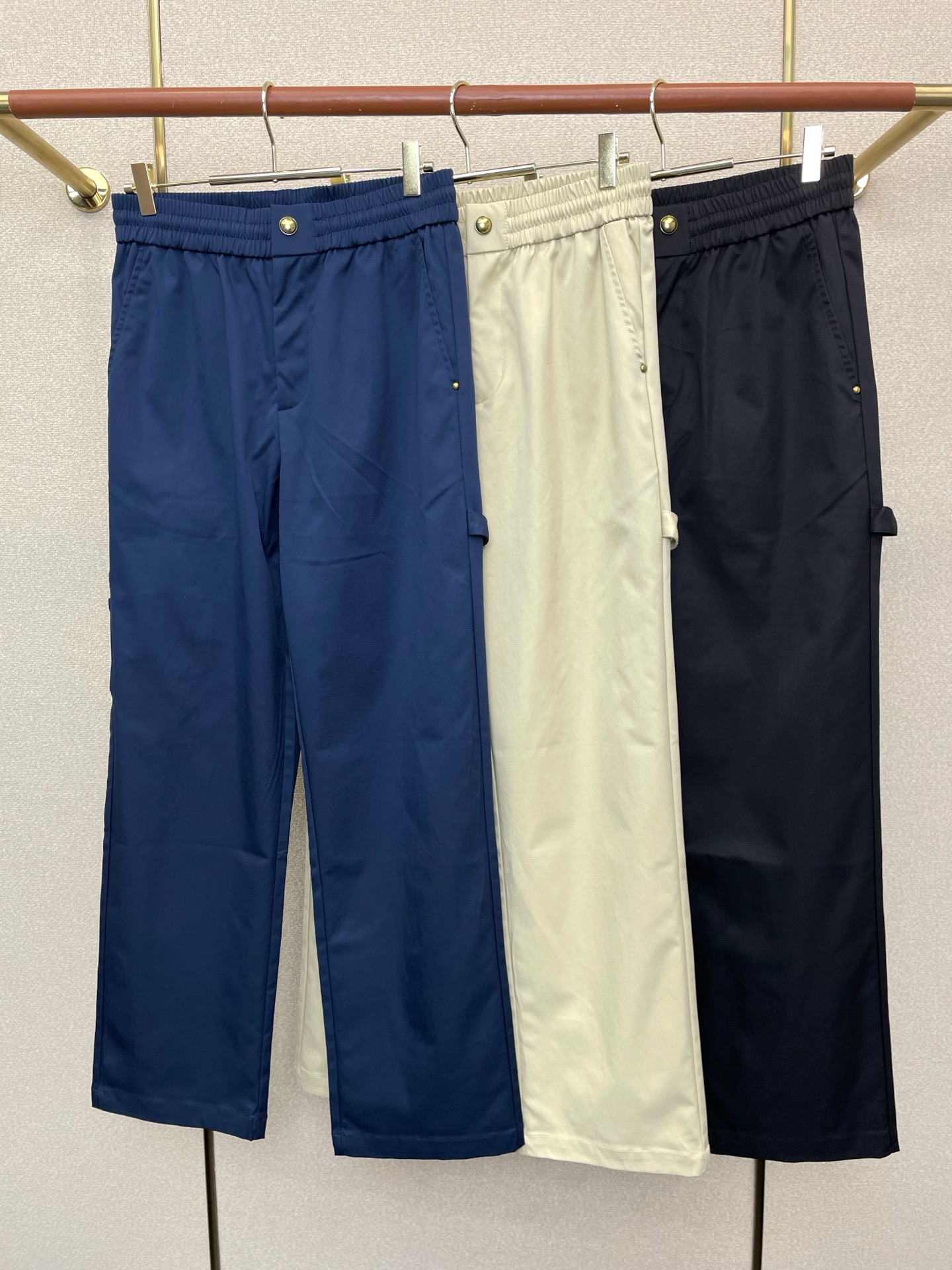 NO:757065,.Louis Vuitton exclusive new casual pants high-end version!  Custom-made fabrics at the counter are highly breathable and comfortable, with impeccable details. The design concept of brand elements reflects high quality. It feels delicate and soft!  It presents a casual cut and the upper body shape is awesome!  Size M-3XL,,louis vuitton,louis vuitton,19860909.Louis Vuitton路易威登独家专供新款休闲裤 高端版本！专柜定制面料 透气舒适度高,细节无可挑剔.品牌元素设计理念,体现高品质.手感细腻柔软！呈现休闲裁剪,上身版型超赞！码数M-3XL,,louis vuitton,louis vuitton,,Men's clothing