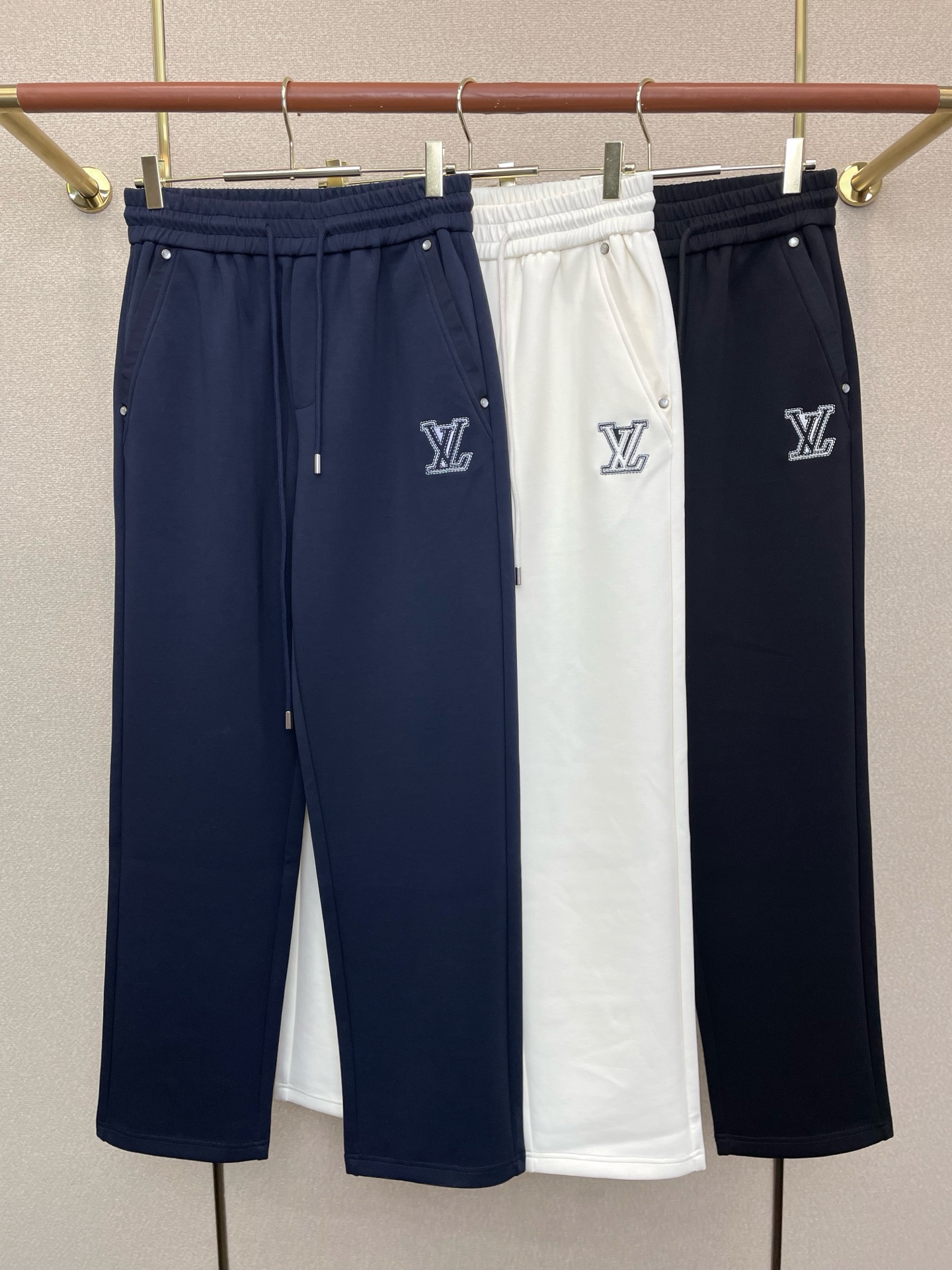 NO:759854,.Louis Vuitton exclusive new casual pants high-end version!  Custom-made fabrics at the counter are highly breathable and comfortable, with impeccable details. The design concept of brand elements reflects high quality. It feels delicate and soft!  It presents a casual cut and the upper body shape is awesome!  Size M-3XL,,louis vuitton,louis vuitton,19860909.Louis Vuitton路易威登独家专供新款休闲裤 高端版本！专柜定制面料 透气舒适度高,细节无可挑剔.品牌元素设计理念,体现高品质.手感细腻柔软！呈现休闲裁剪,上身版型超赞！码数M-3XL,,louis vuitton,louis vuitton,,Men's clothing