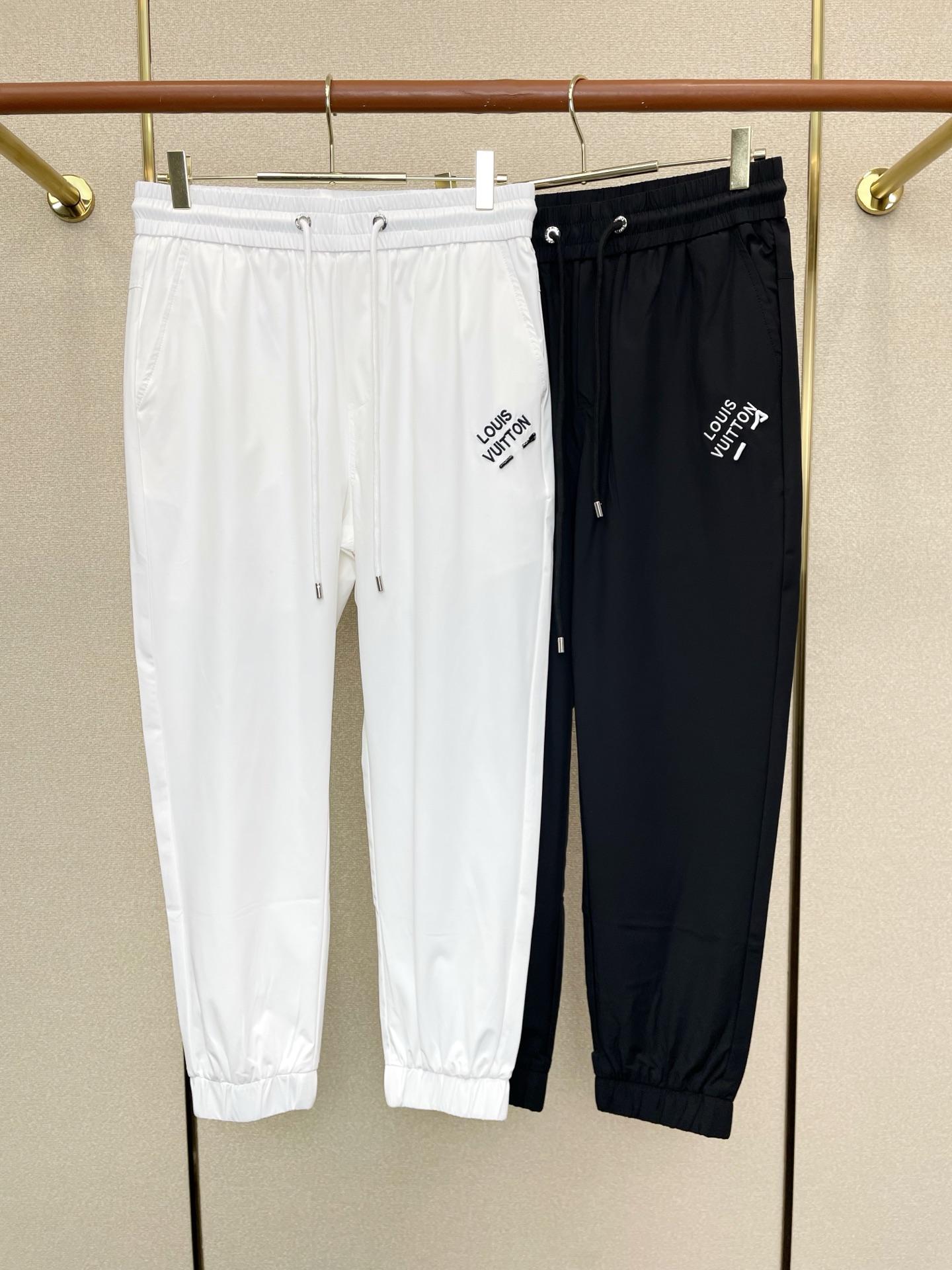 NO:757071,.Louis Vuitton exclusive new casual pants high-end version!  Custom-made fabrics at the counter are highly breathable and comfortable, with impeccable details. The design concept of brand elements reflects high quality. It feels delicate and soft!  It presents a casual cut and the upper body shape is awesome!  Size M-3XL,,louis vuitton,louis vuitton,19860909.Louis Vuitton路易威登独家专供新款休闲裤 高端版本！专柜定制面料 透气舒适度高,细节无可挑剔.品牌元素设计理念,体现高品质.手感细腻柔软！呈现休闲裁剪,上身版型超赞！码数M-3XL,,louis vuitton,louis vuitton,,Men's clothing