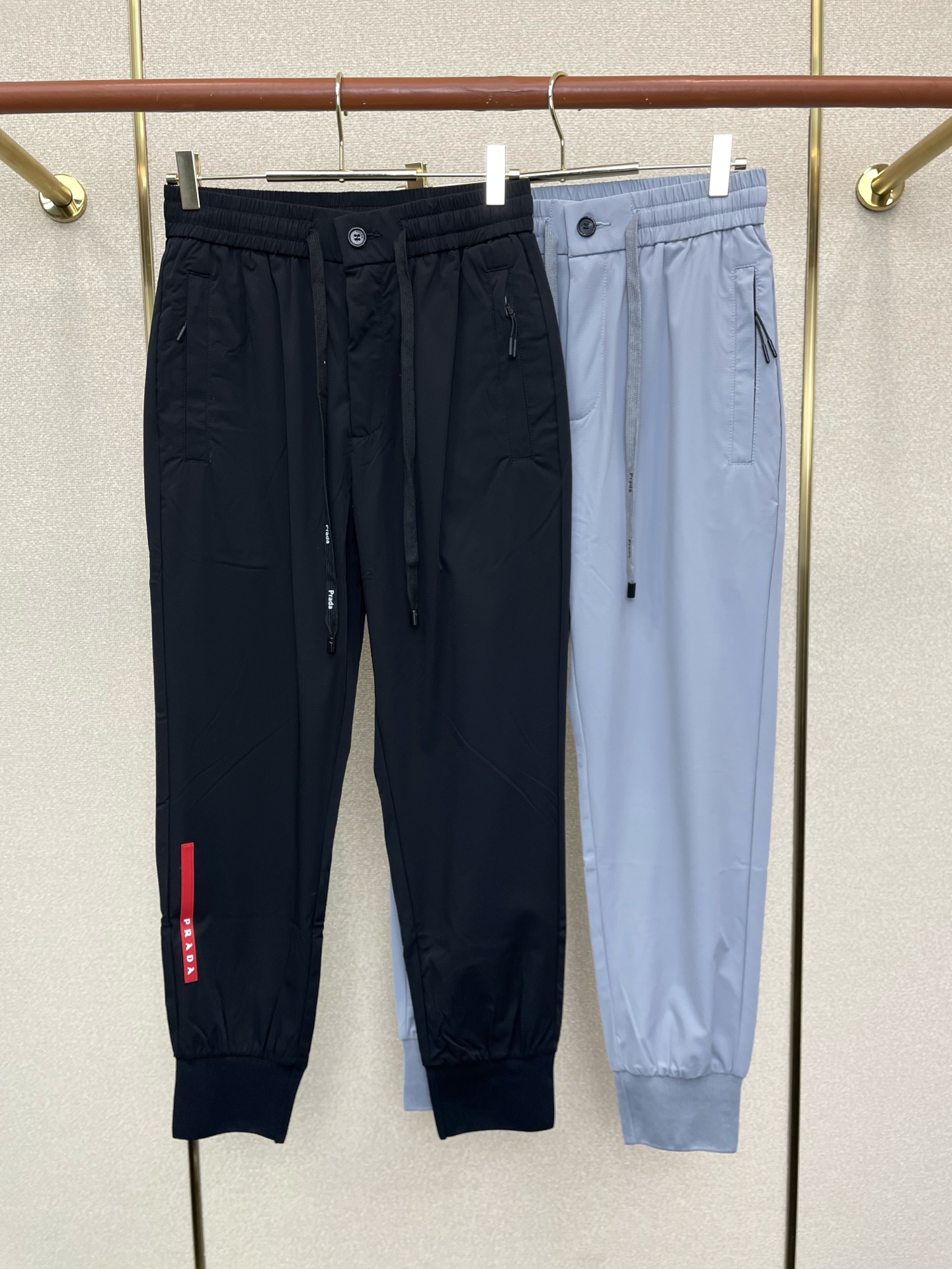 NO:757077,.Prada exclusive new casual pants high-end version!  Custom-made fabrics at the counter are highly breathable and comfortable, with impeccable details. The design concept of brand elements reflects high quality. It feels delicate and soft!  It presents a casual cut and the upper body shape is awesome!  Size M-3XL,,prada,prada,19860909.Prada普拉达独家专供新款休闲裤 高端版本！专柜定制面料 透气舒适度高,细节无可挑剔.品牌元素设计理念,体现高品质.手感细腻柔软！呈现休闲裁剪,上身版型超赞！码数M-3XL,,prada,prada,,Men's clothing