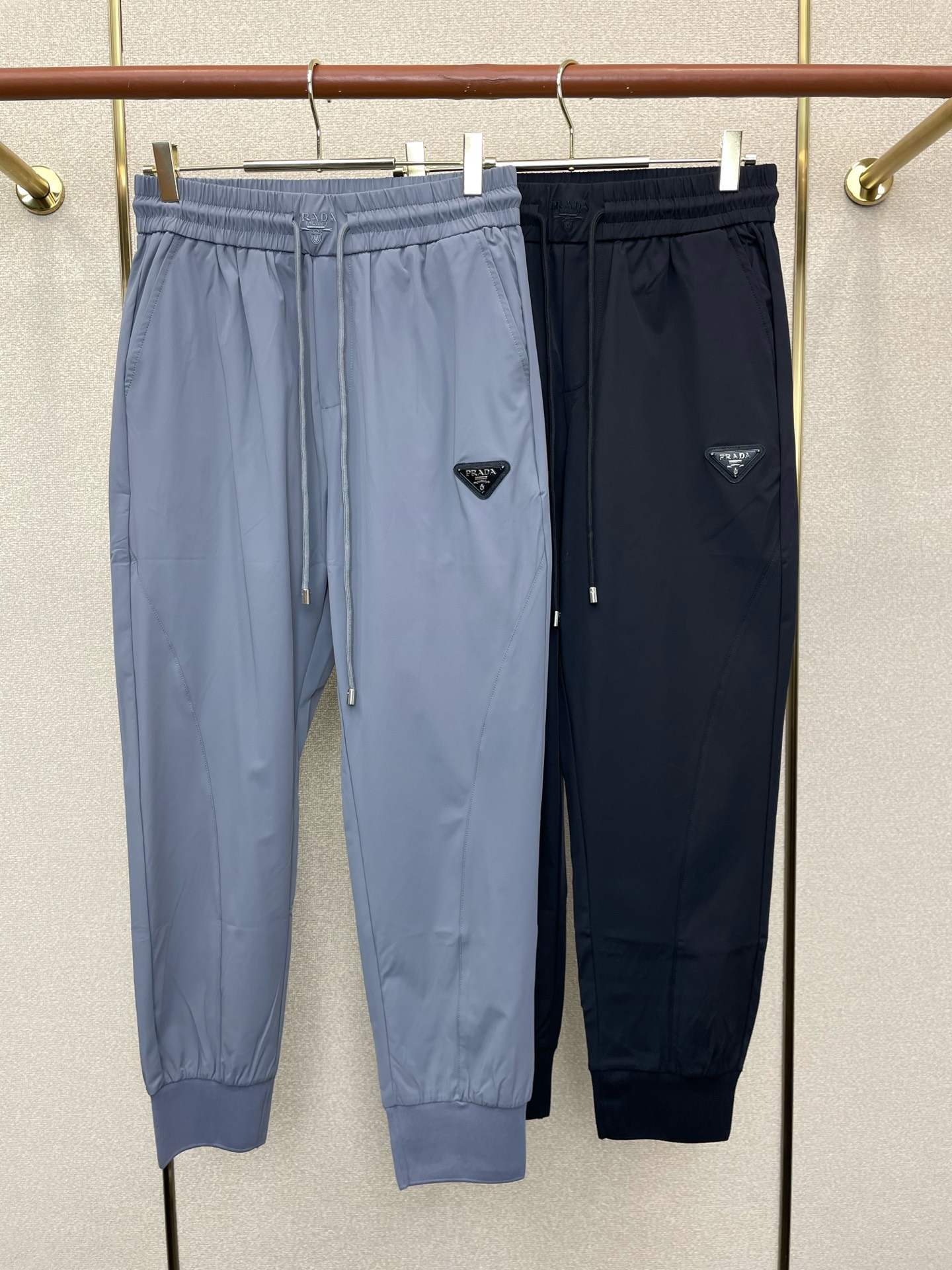 NO:759885,.Prada exclusive new casual pants high-end version!  Custom-made fabrics at the counter are highly breathable and comfortable, with impeccable details. The design concept of brand elements reflects high quality. It feels delicate and soft!  It presents a casual cut and the upper body shape is awesome!  Size M-3XL,,prada,prada,19860909.Prada普拉达独家专供新款休闲裤 高端版本！专柜定制面料 透气舒适度高,细节无可挑剔.品牌元素设计理念,体现高品质.手感细腻柔软！呈现休闲裁剪,上身版型超赞！码数M-3XL,,prada,prada,,Men's clothing