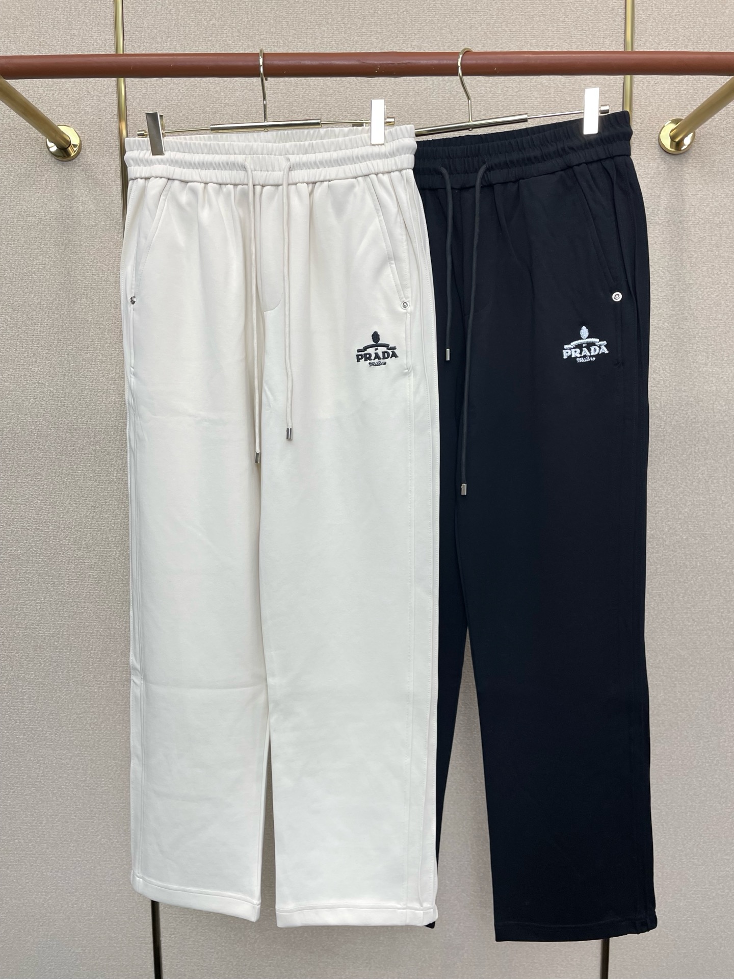 NO:757083,.Prada exclusive new casual pants high-end version!  Custom-made fabrics at the counter are highly breathable and comfortable, with impeccable details. The design concept of brand elements reflects high quality. It feels delicate and soft!  It presents a casual cut and the upper body shape is awesome!  Size M-3XL,,prada,prada,19860909.Prada普拉达独家专供新款休闲裤 高端版本！专柜定制面料 透气舒适度高,细节无可挑剔.品牌元素设计理念,体现高品质.手感细腻柔软！呈现休闲裁剪,上身版型超赞！码数M-3XL,,prada,prada,,Men's clothing