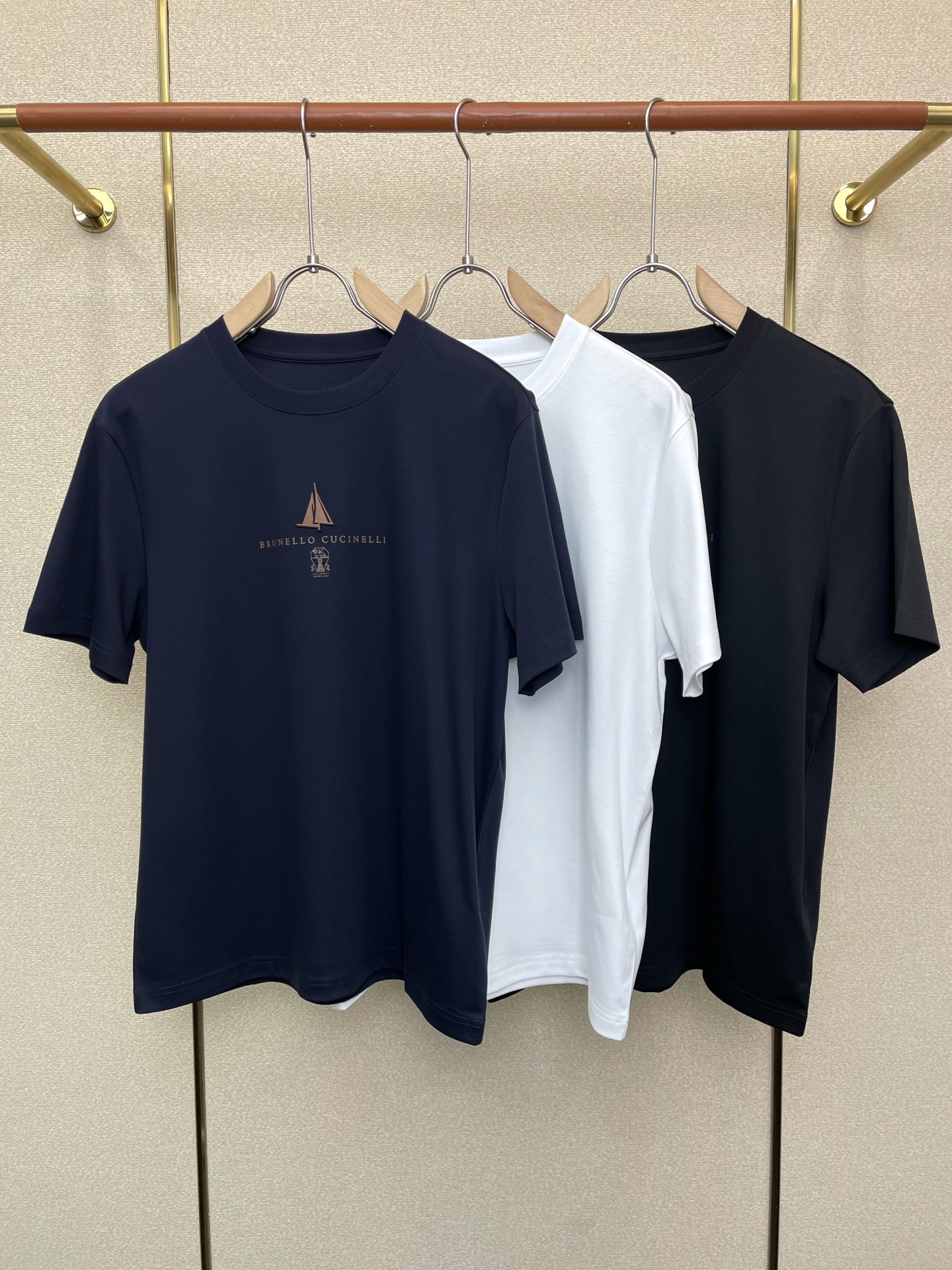 NO:757097,.BC-Brunello Cucineli Brunello Cucineli exclusively provides new original men's casual short sleeves. High-end customization. High-end version. Fashionable and versatile imported fabrics. Super soft and delicate feel. Skin-friendly and comfortable to wear. High-end boutique. The upper body is exquisitely made by the factory. Men's must-have items. Three complete standards. Size S-4XL, brunello cucinelli, T-shirt,19860909.BC-Brunello Cucineli 布鲁内洛 库奇内利独家专供新款原单男士休闲短袖 高端定制 高端版本 时尚百搭爆款进口面料 手感超柔软细腻 穿着亲肤舒适 高端精品 代工厂精细做上身非常赞 男士必备单品 三标齐全 码数S-4XL,,brunello cucinelli,T-shirt,,Men's clothing