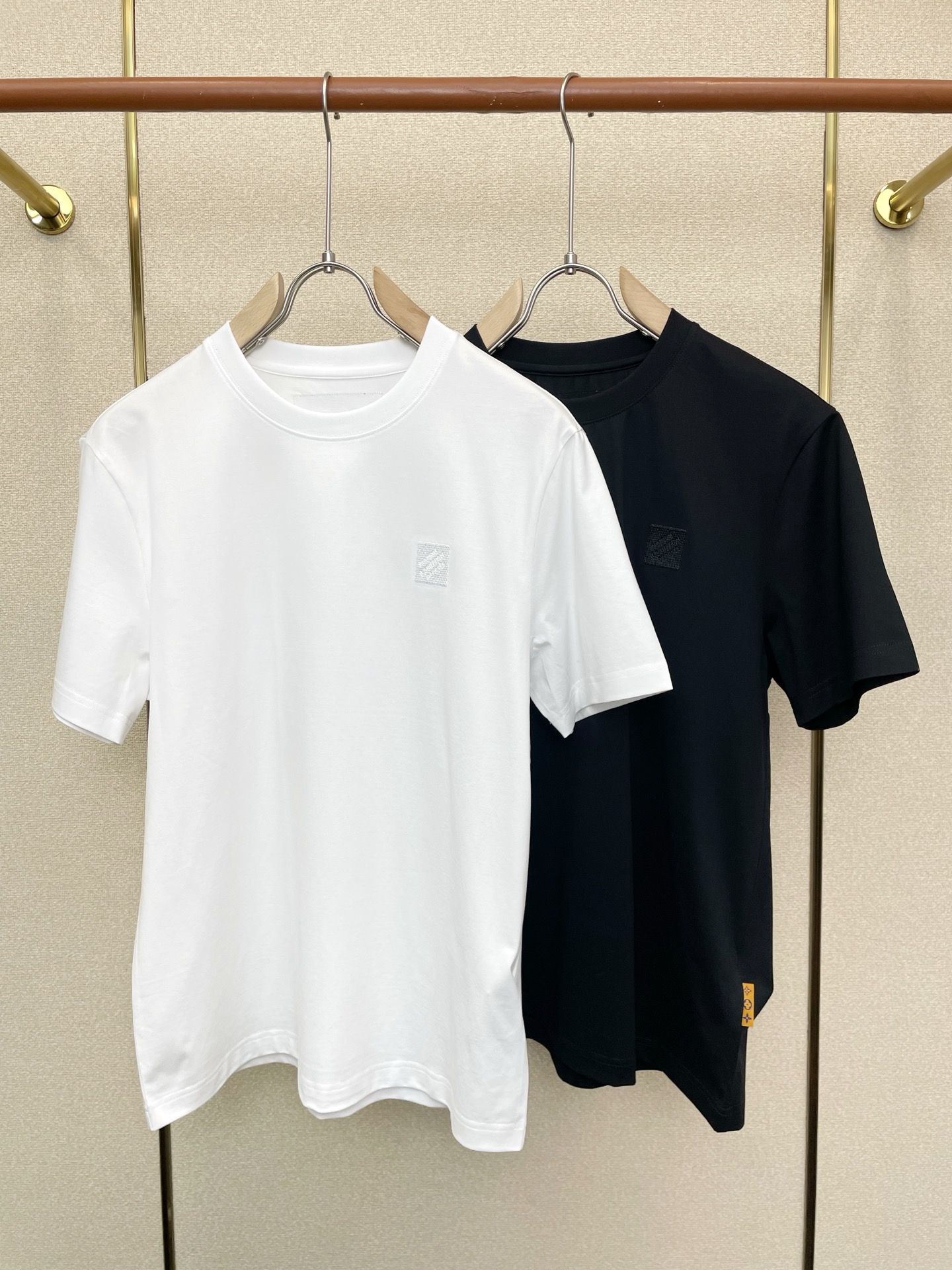 NO:757118,.Louis Vuitton Louis Vuitton exclusively offers new original men's casual short sleeves. High-end customization. High-end version. Fashionable and versatile imported fabrics. Super soft and delicate feel. Skin-friendly and comfortable to wear. High-end boutique. The upper body is finely made by the factory. It is a must-have item for men. Three standards are complete. Size S-4XL,, louis vuitton, louis vuitton, T-shirt,19860909.Louis Vuitton路易威登独家专供新款原单男士休闲短袖 高端定制 高端版本 时尚百搭爆款进口面料 手感超柔软细腻 穿着亲肤舒适 高端精品 代工厂精细做上身非常赞 男士必备单品 三标齐全 码数S-4XL,,louis vuitton,louis vuitton,T-shirt,,Men's clothing