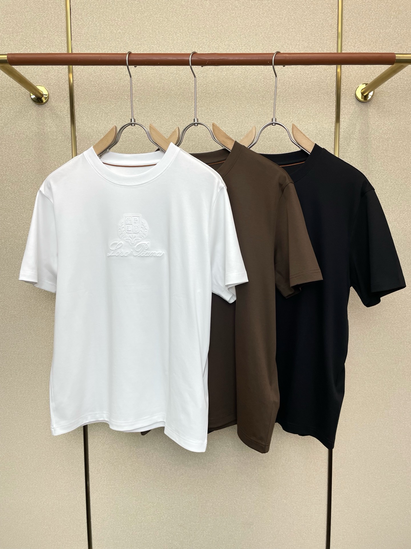 NO:757078,.LP-Loro Piana is exclusively for new men's casual short-sleeves. High-end customization. High-end version. Fashionable and versatile imported fabrics. Super soft and delicate feel. Skin-friendly and comfortable to wear. High-end boutique. The upper body is finely made by the factory. It is a must-have item for men. Three standards are complete. Size S-4XL,, loro piana, loro piana, T-shirt,19860909.LP-Loro Piana诺悠翩雅独家专供新款原单男士休闲短袖 高端定制 高端版本 时尚百搭爆款进口面料 手感超柔软细腻 穿着亲肤舒适 高端精品 代工厂精细做上身非常赞 男士必备单品 三标齐全 码数S-4XL,,loro piana,loro piana,T-shirt,,Men's clothing