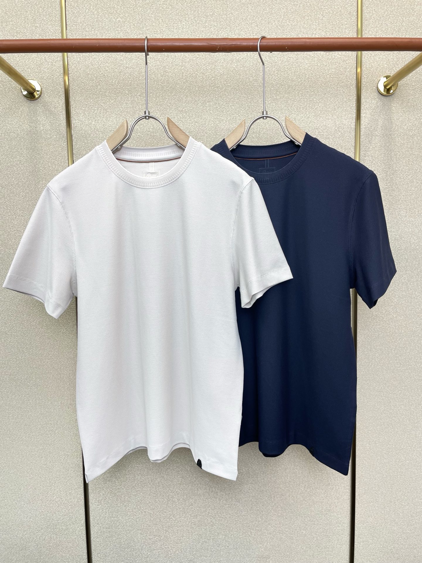 NO:757086,.Brioni exclusively supplies new original men's casual short-sleeves, high-end customization, high-end version, fashionable and versatile imported fabrics, super soft and delicate to the touch, skin-friendly and comfortable to wear, high-end boutique, the upper body is exquisitely made by the factory, a must-have item for men, complete with three standards, code number 48-56,, T-shirt,19860909.Brioni布里奥尼独家专供新款原单男士休闲短袖 高端定制 高端版本 时尚百搭爆款进口面料 手感超柔软细腻 穿着亲肤舒适 高端精品 代工厂精细做上身非常赞 男士必备单品 三标齐全 码数48-56,,T-shirt,,Men's clothing