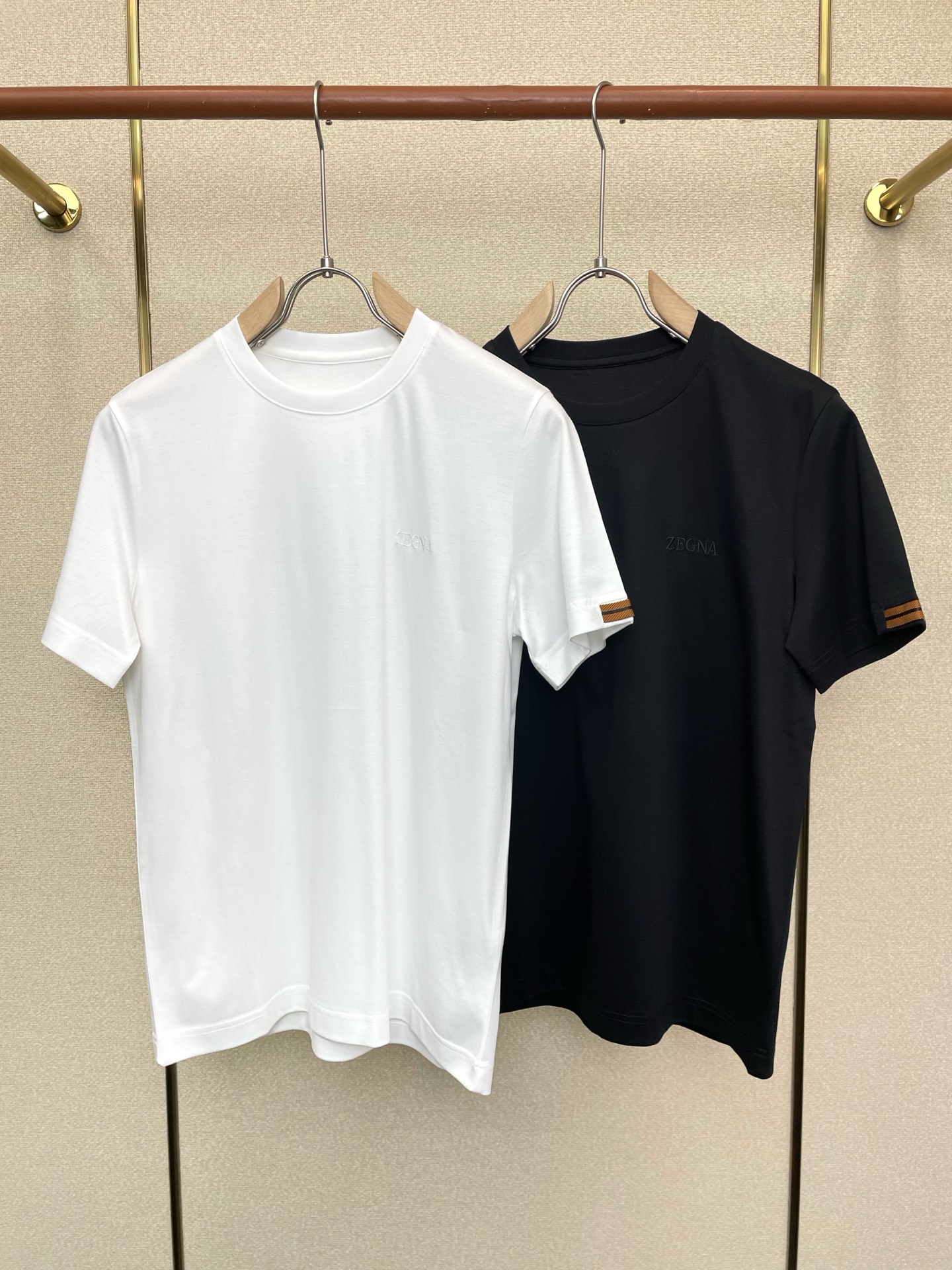 NO:757092,.ZEGNA Zegna exclusively supplies the new original men's casual short-sleeves, high-end customization, high-end version, fashionable and versatile imported fabrics, super soft and delicate to the touch, skin-friendly and comfortable to wear, high-end boutique, the upper body is exquisitely made by the factory, a must-have item for men, complete with three standards, yardage 48-56,,zegna,T-shirt,19860909.ZEGNA杰尼亚独家专供新款原单男士休闲短袖 高端定制 高端版本 时尚百搭爆款进口面料 手感超柔软细腻 穿着亲肤舒适 高端精品 代工厂精细做上身非常赞 男士必备单品 三标齐全 码数48-56,,zegna,T-shirt,,Men's clothing