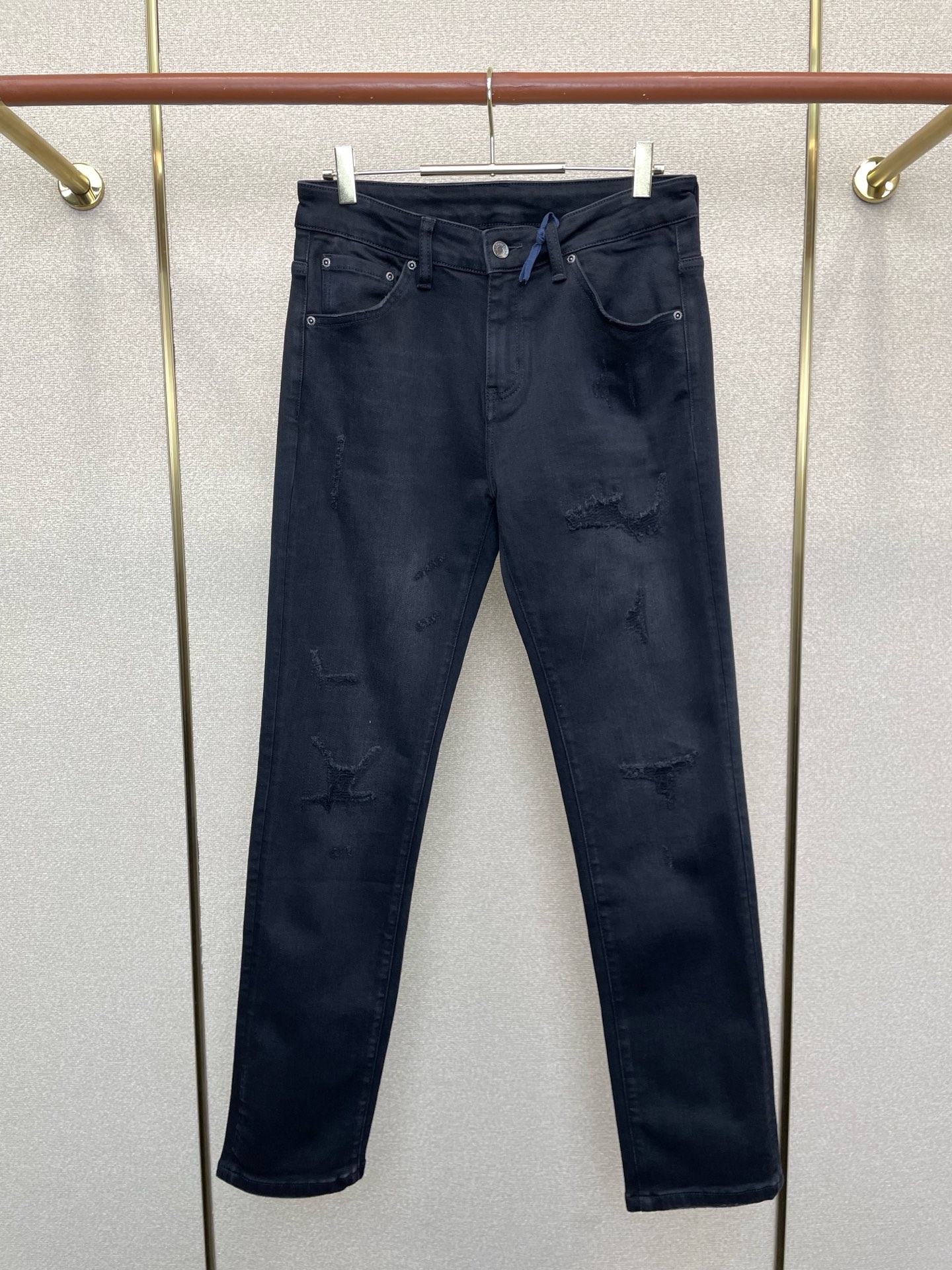 NO:757049,.Moncler exclusively provides high-end versions of new casual jeans. Custom-made fabrics at the counter. Highly breathable and comfortable, with impeccable details. The brand element design concept reflects high quality. It feels delicate and soft!  It presents a casual cut and the upper body shape is awesome!  Size 29-36 (no 35),,Moncler,jeans,19860909.Moncler蒙口独家专供新款休闲牛仔裤高端版本 专柜定制面料 透气舒适度高,细节无可挑剔,品牌元素设计理念,体现高品质.手感细腻柔软！呈现休闲裁剪,上身版型超赞！码数29-36（无35）,,Moncler,jeans,,Men's clothing