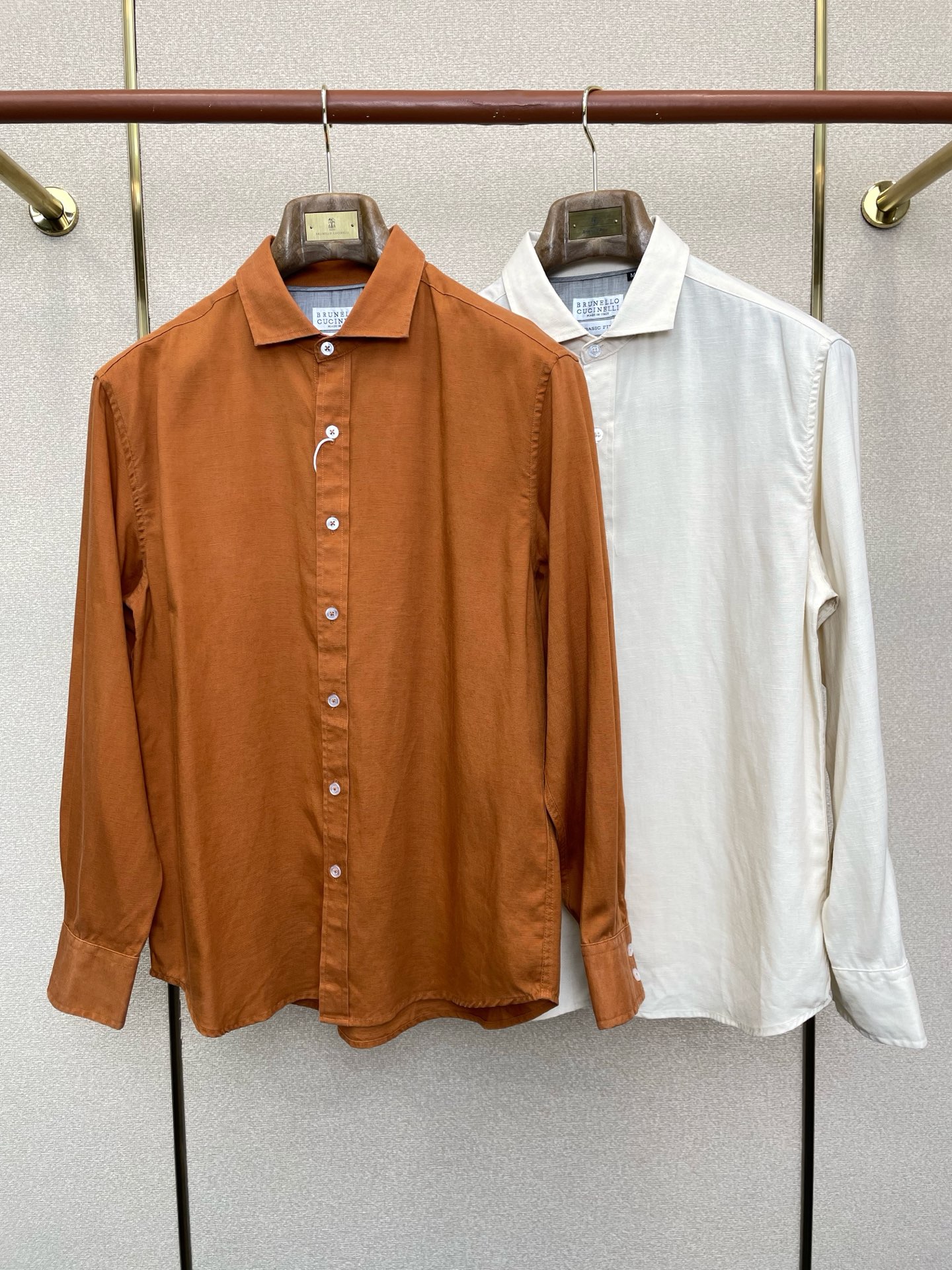 NO:757110,.BC-Brunello Cucineli Brunello Cucinelli exclusively provides new original men's casual shirts. High-end customized high-version fashionable and versatile original imported fabrics. Collar and hem. Super soft and delicate feel. Skin-friendly and comfortable to wear. High-end boutique. The upper body is made with great precision by the OEM. Men's must-have items. Three standards are complete. Sizes M-4XL, brunello cucinelli, shirts,19860909.BC-Brunello Cucineli 布鲁内洛 库奇内利独家专供新款原单男士休闲衬衫 高端定制 高版本 时尚百搭爆款原版进口面料 领口衣摆 手感超柔软细腻 穿着亲肤舒适 高端精品 代工厂精细做上身非常赞 男士必备单品 三标齐全 尺码M-4XL,,brunello cucinelli,shirts,,Men's clothing