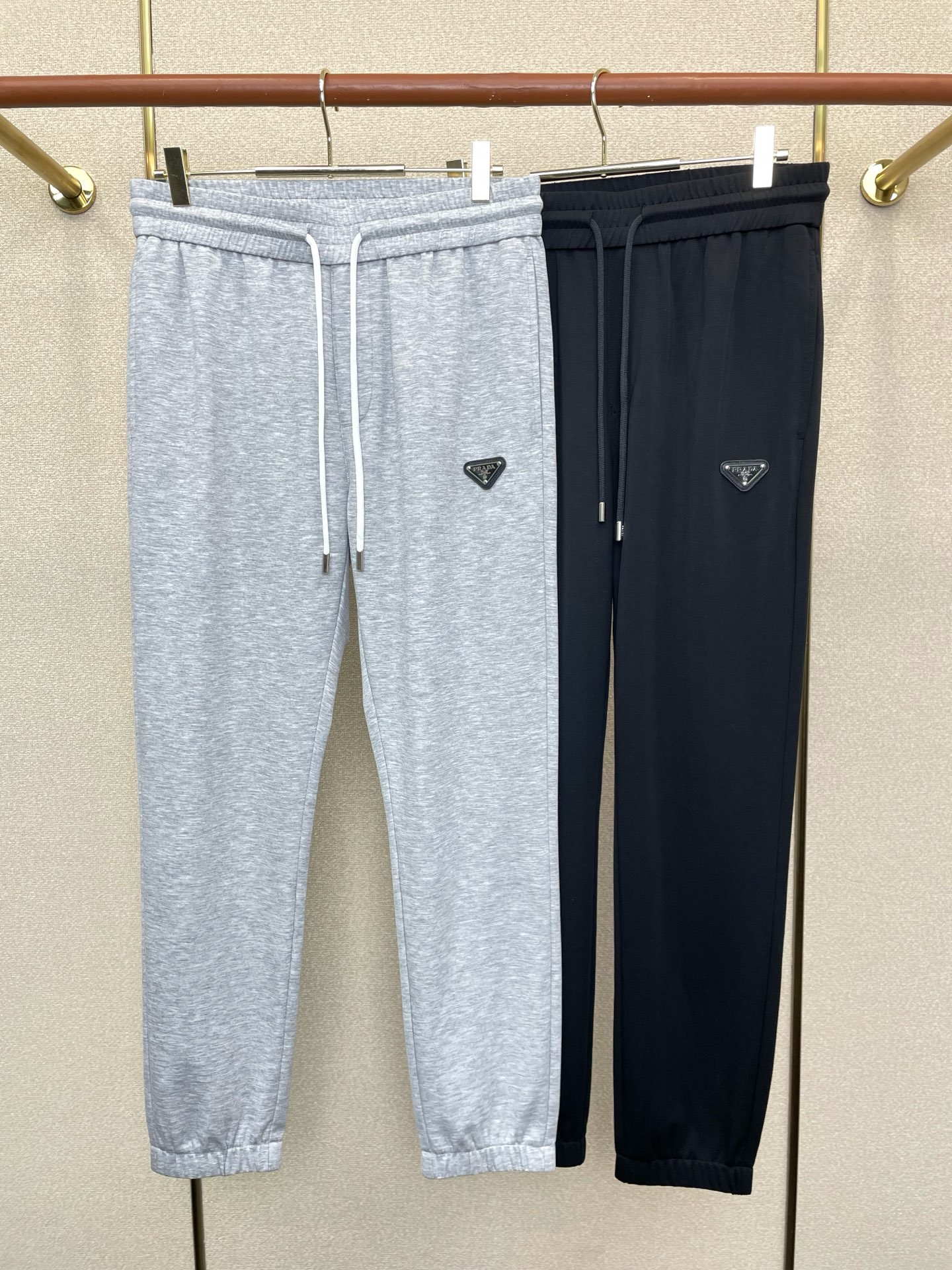 NO:759890,.Prada exclusive new casual pants high-end version!  Custom-made fabrics at the counter are highly breathable and comfortable, with impeccable details and brand element design concepts, reflecting high quality. It feels delicate and soft!  It presents a casual cut and the upper body shape is awesome!  Size S-4XL,,prada,prada,19860909.Prada普拉达独家专供新款休闲裤 高端版本！专柜定制面料 透气舒适度高,细节无可挑剔,品牌元素设计理念,体现高品质.手感细腻柔软！呈现休闲裁剪,上身版型超赞！码数S-4XL,,prada,prada,,Men's clothing