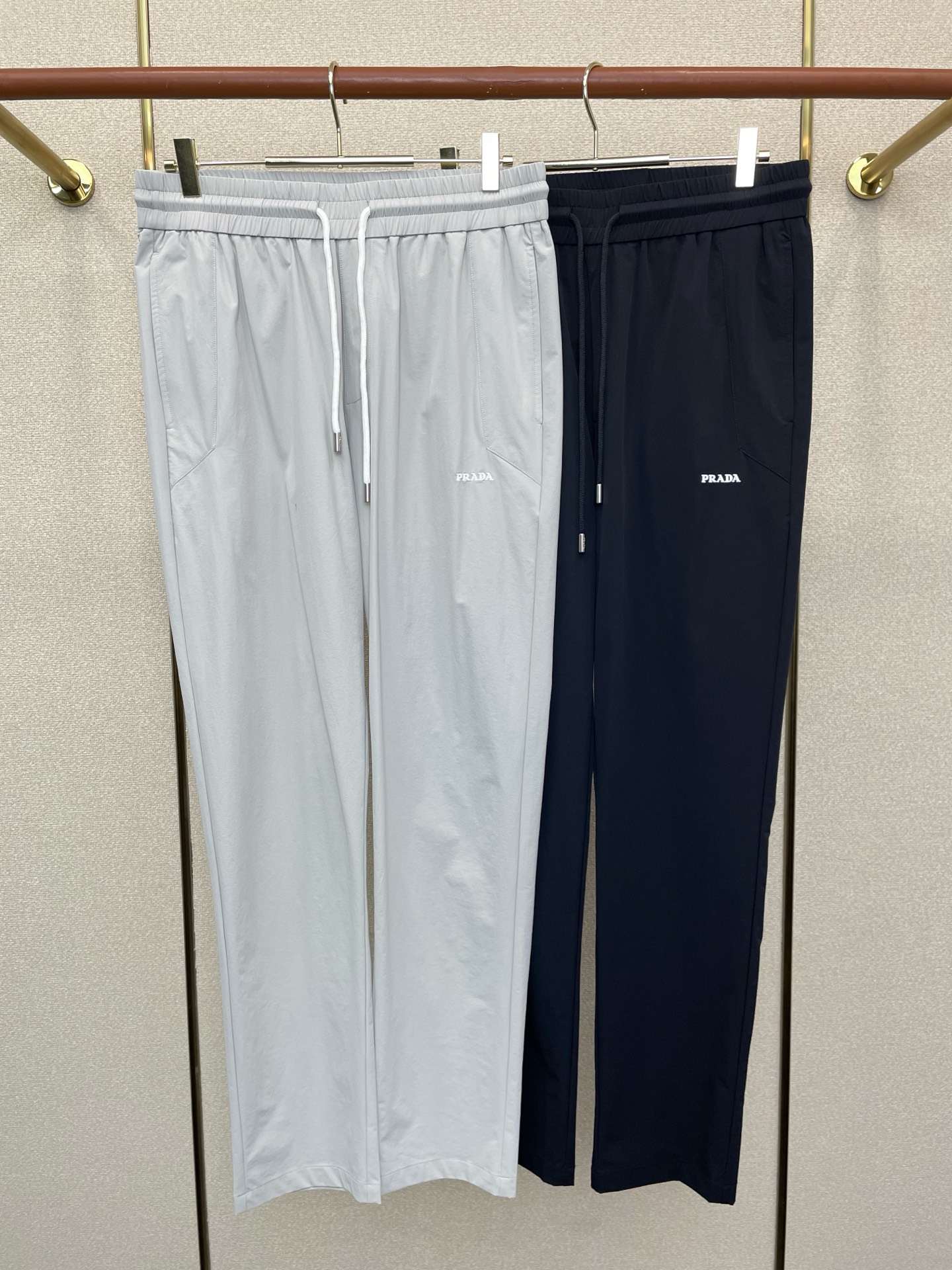 NO:757063,.Prada exclusive new casual pants high-end version!  Custom-made fabrics at the counter are highly breathable and comfortable, with impeccable details and brand element design concepts, reflecting high quality. It feels delicate and soft!  It presents a casual cut and the upper body shape is awesome!  Size S-4XL,,prada,prada,19860909.Prada普拉达独家专供新款休闲裤 高端版本！专柜定制面料 透气舒适度高,细节无可挑剔,品牌元素设计理念,体现高品质.手感细腻柔软！呈现休闲裁剪,上身版型超赞！码数S-4XL,,prada,prada,,Men's clothing