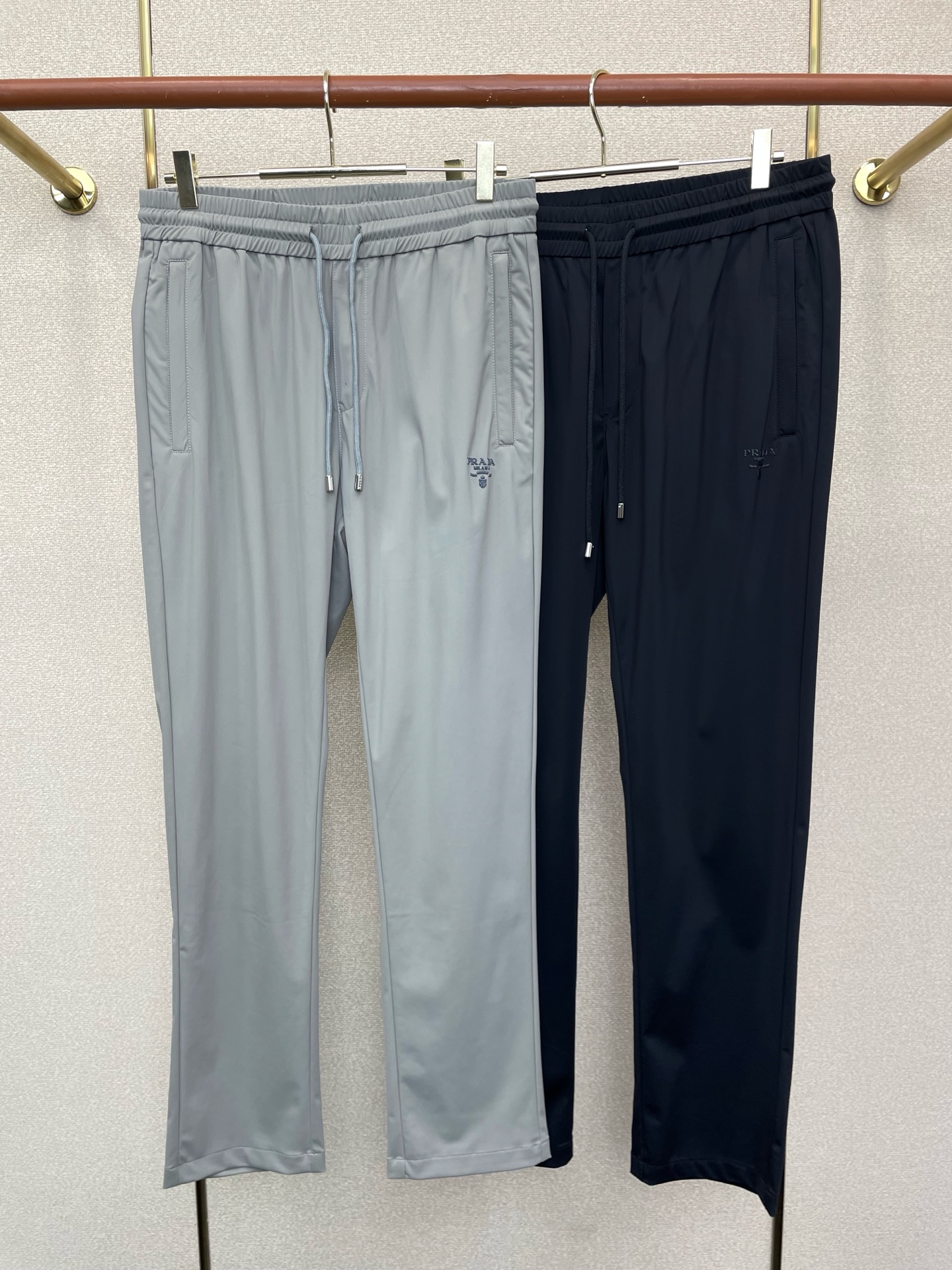NO:759880,.Prada exclusive new casual pants high-end version!  Custom-made fabrics at the counter are highly breathable and comfortable, with impeccable details and brand element design concepts, reflecting high quality. It feels delicate and soft!  It presents a casual cut and the upper body shape is awesome!  Size S-4XL,,prada,prada,19860909.Prada普拉达独家专供新款休闲裤 高端版本！专柜定制面料 透气舒适度高,细节无可挑剔,品牌元素设计理念,体现高品质.手感细腻柔软！呈现休闲裁剪,上身版型超赞！码数S-4XL,,prada,prada,,Men's clothing