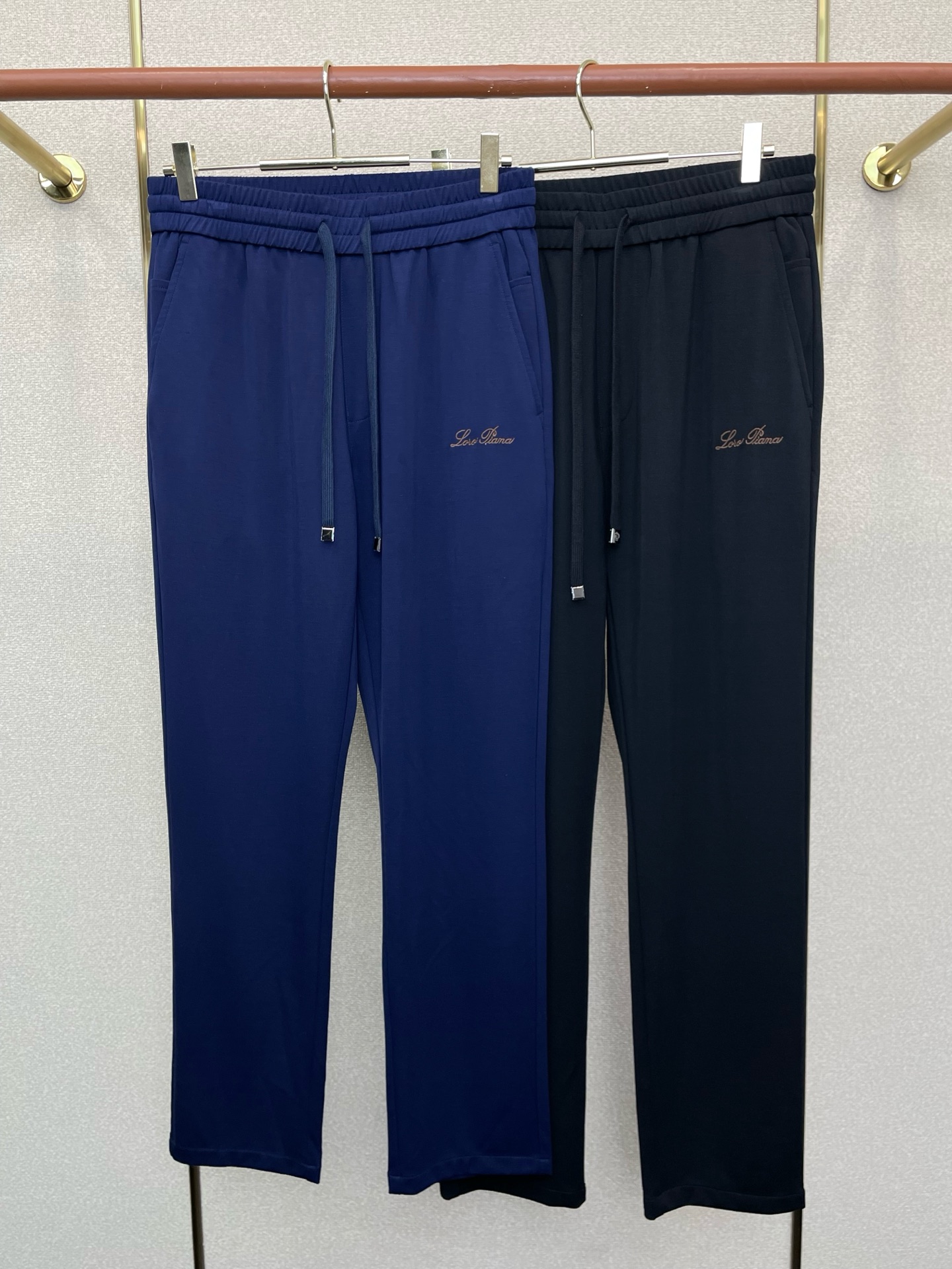 NO:757057,.LP-Loro Piana exclusively offers new casual pants, high-end version!  Custom-made fabrics at the counter are highly breathable and comfortable, with impeccable details and brand element design concepts, reflecting high quality. It feels delicate and soft!  It presents a casual cut and the upper body shape is awesome!  Size S-4XL,,loro piana,loro piana,19860909.LP-Loro Piana诺悠翩雅独家专供新款休闲裤 高端版本！专柜定制面料 透气舒适度高,细节无可挑剔,品牌元素设计理念,体现高品质.手感细腻柔软！呈现休闲裁剪,上身版型超赞！码数S-4XL,,loro piana,loro piana,,Men's clothing