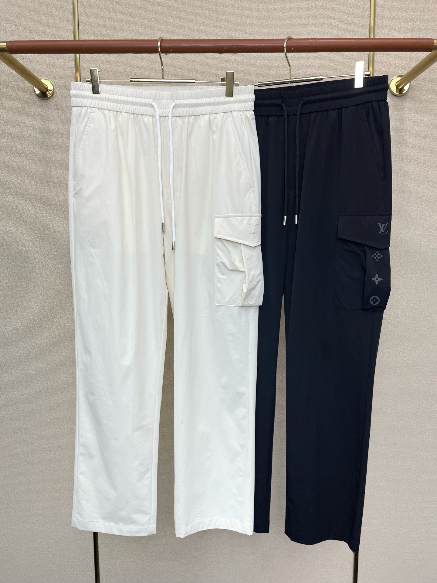 NO:759862,.Louis Vuitton exclusive new casual pants high-end version!  Custom-made fabrics at the counter are highly breathable and comfortable, with impeccable details and brand element design concepts, reflecting high quality. It feels delicate and soft!  It presents a casual cut and the upper body shape is awesome!  Size S-4XL,,louis vuitton,louis vuitton,19860909.Louis Vuitton路易威登独家专供新款休闲裤 高端版本！专柜定制面料 透气舒适度高,细节无可挑剔,品牌元素设计理念,体现高品质.手感细腻柔软！呈现休闲裁剪,上身版型超赞！码数S-4XL,,louis vuitton,louis vuitton,,Men's clothing