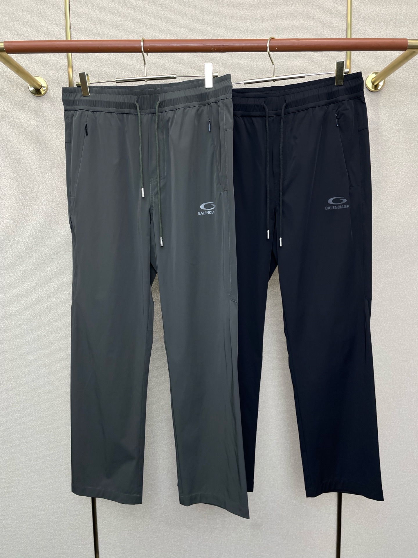 NO:757074,.Balenciaga exclusively offers new casual pants, high-end version!  Custom-made fabrics at the counter are highly breathable and comfortable, with impeccable details and brand element design concepts, reflecting high quality. It feels delicate and soft!  It presents a casual cut and the upper body shape is awesome!  Size S-4XL,,balenciaga,balenciaga,19860909.Balenciaga巴黎世家独家专供新款休闲裤 高端版本！专柜定制面料 透气舒适度高,细节无可挑剔,品牌元素设计理念,体现高品质.手感细腻柔软！呈现休闲裁剪,上身版型超赞！码数S-4XL,,balenciaga,balenciaga,,Men's clothing