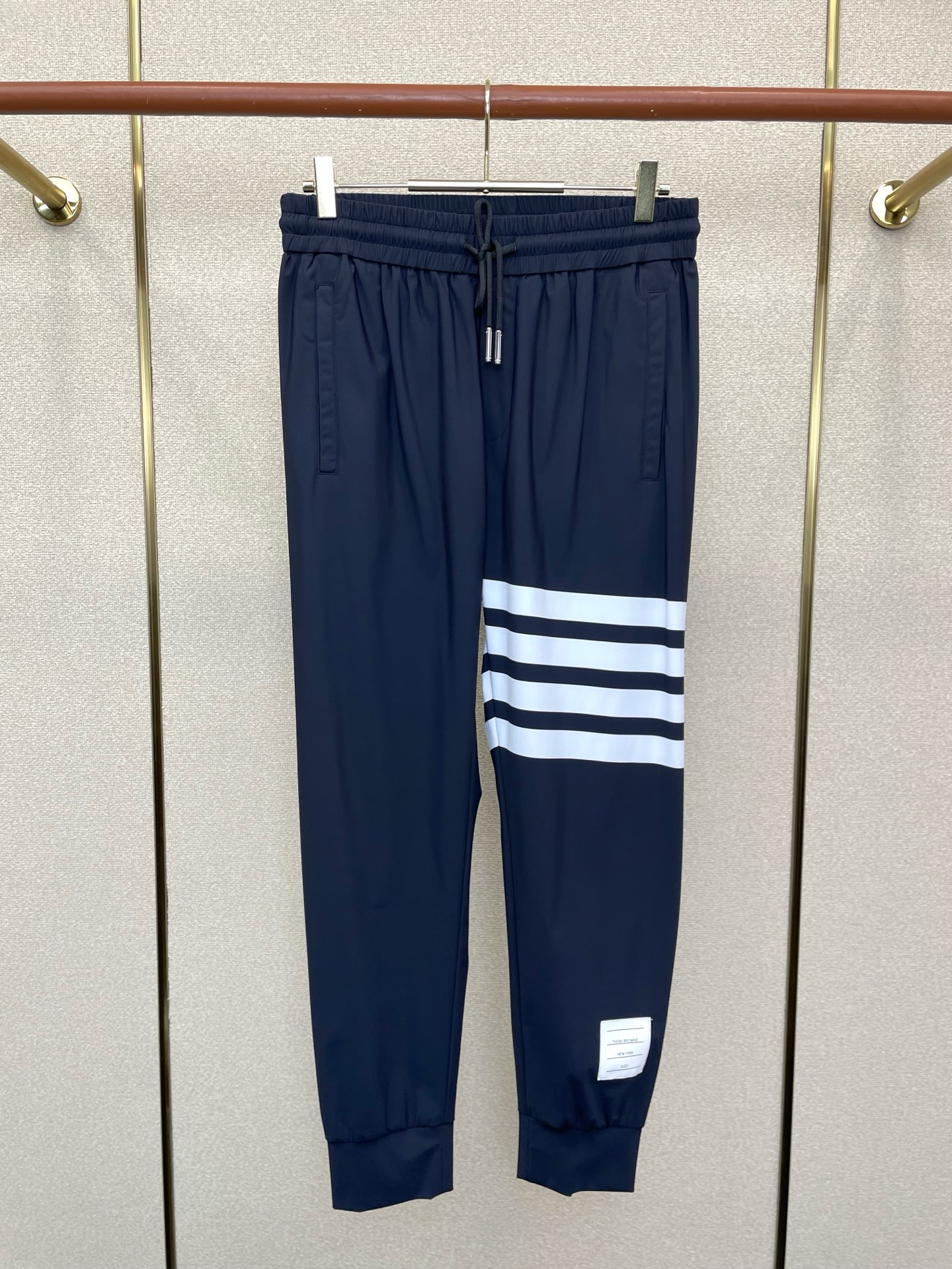 NO:757068,.Thom Browne is the exclusive high-end version of new casual pants!  Custom-made fabrics at the counter are highly breathable and comfortable, with impeccable details and brand element design concepts, reflecting high quality. It feels delicate and soft!  It presents a casual cut and the upper body shape is awesome!  Size M-3XL,,thom browne,19860909.Thom Browne汤姆布朗独家专供新款休闲裤 高端版本！专柜定制面料 透气舒适度高,细节无可挑剔,品牌元素设计理念,体现高品质.手感细腻柔软！呈现休闲裁剪,上身版型超赞！码数M-3XL,,thom browne,,Men's clothing