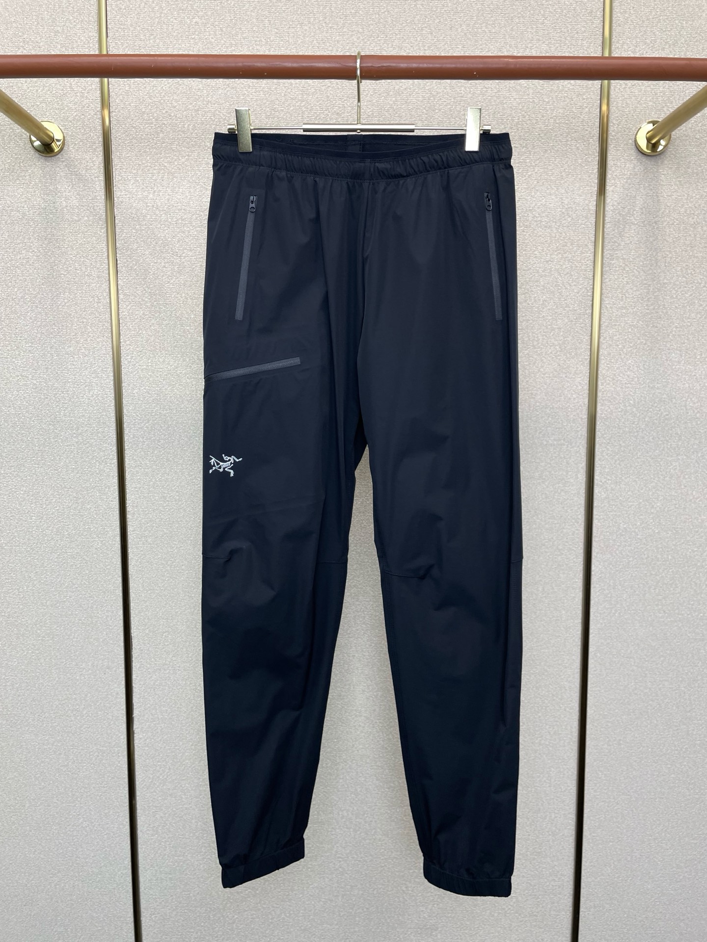 NO:759849,.Arc’teryx exclusive new casual pants high-end version!  Custom-made fabrics at the counter are highly breathable and comfortable, with impeccable details and brand element design concepts, reflecting high quality. It feels delicate and soft!  It presents a casual cut and the upper body shape is awesome!  Code number 30.32.34.36,arc'teryx,19860909.Arc’teryx始祖鸟独家专供新款休闲裤 高端版本！专柜定制面料 透气舒适度高,细节无可挑剔,品牌元素设计理念,体现高品质.手感细腻柔软！呈现休闲裁剪,上身版型超赞！码数30.32.34.36,arc'teryx,,Men's clothing